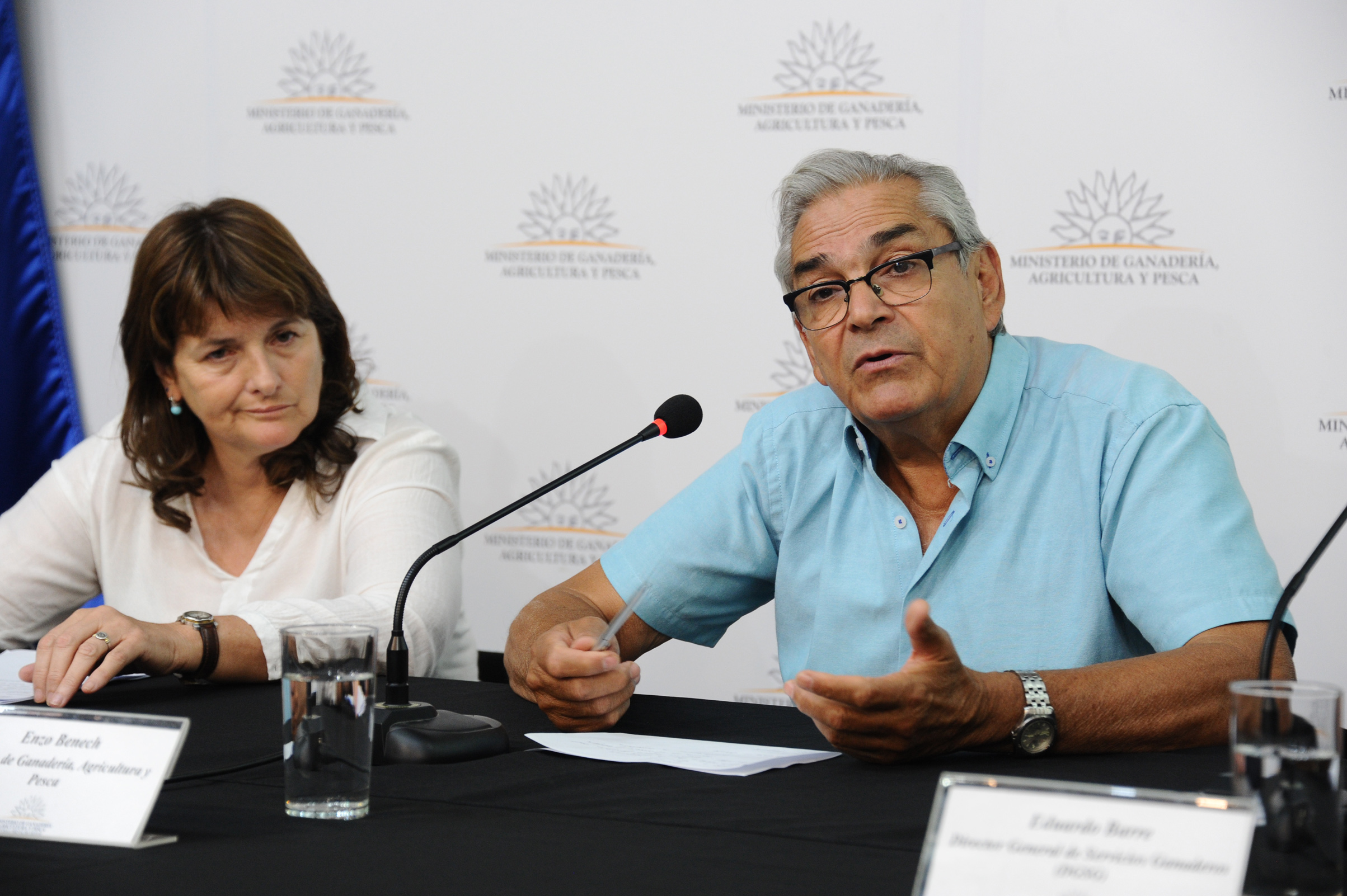 Autoridades en conferencia de prensa