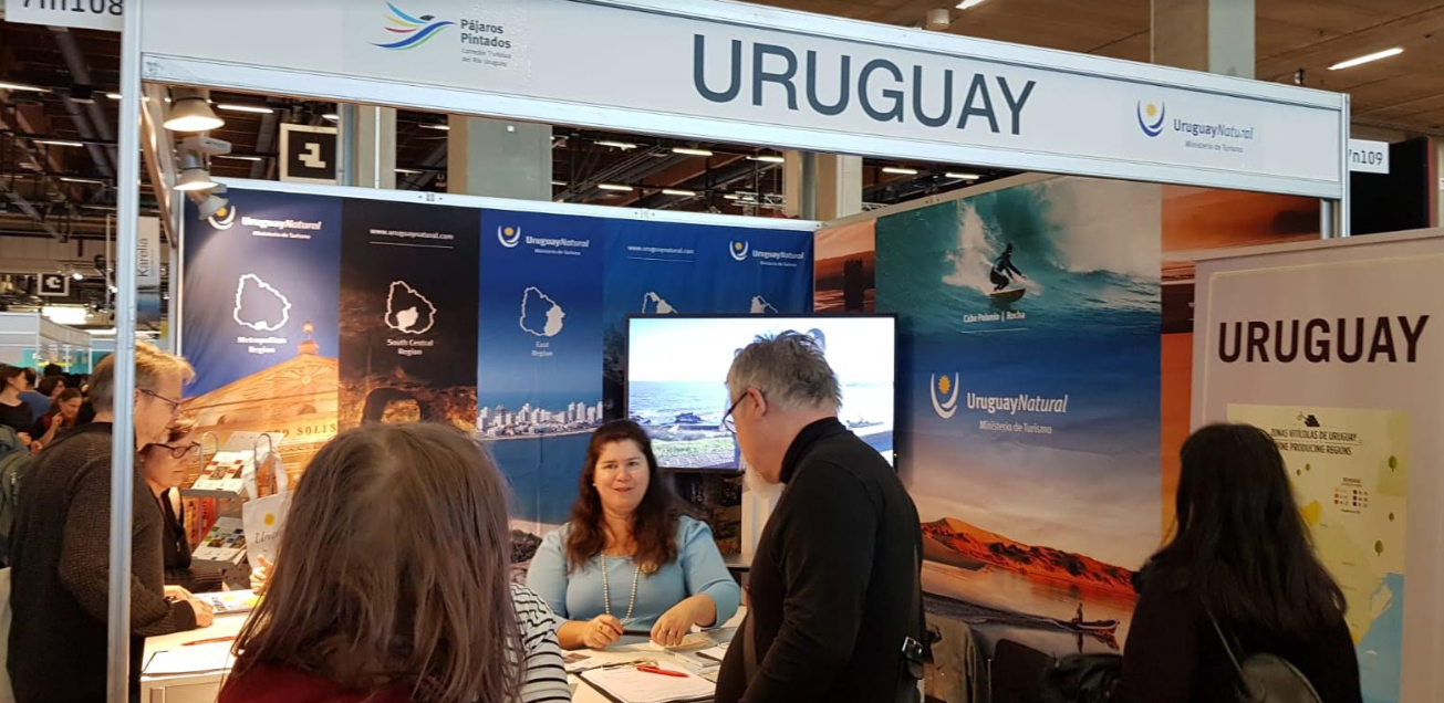 Estand promocionando destinos y productos uruguayos