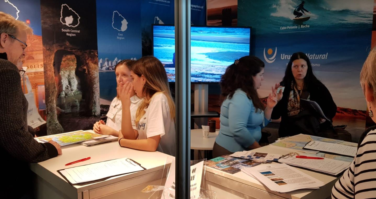 Estand promocionando destinos y productos uruguayos