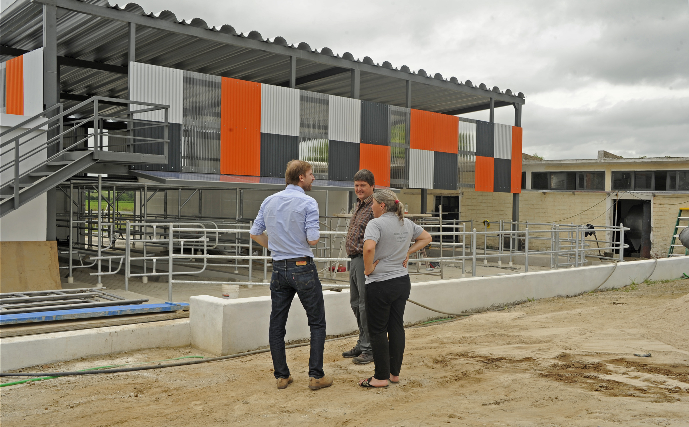 Autoridades durante la recorrida por las obras del nuevo tambo de la Escuela de Lechería de Nueva Helvecia, Colonia