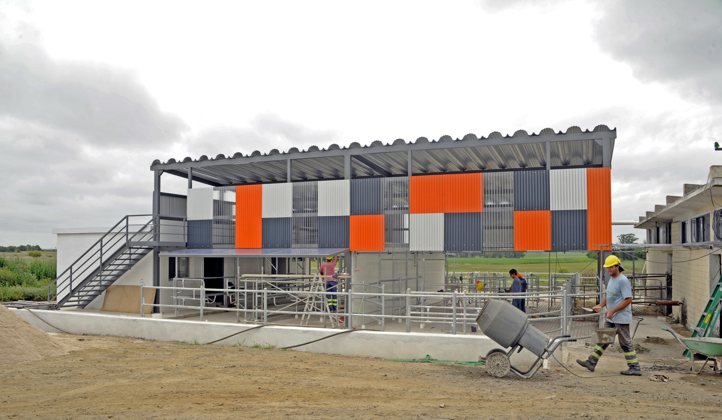 Obras del nuevo tambo de la Escuela de Lechería de Nueva Helvecia, Colonia