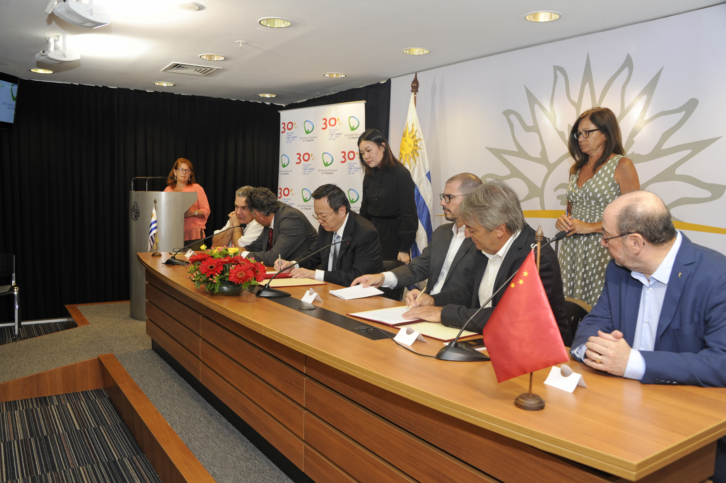 Firma de la documentación sobre la donación de China a Uruguay