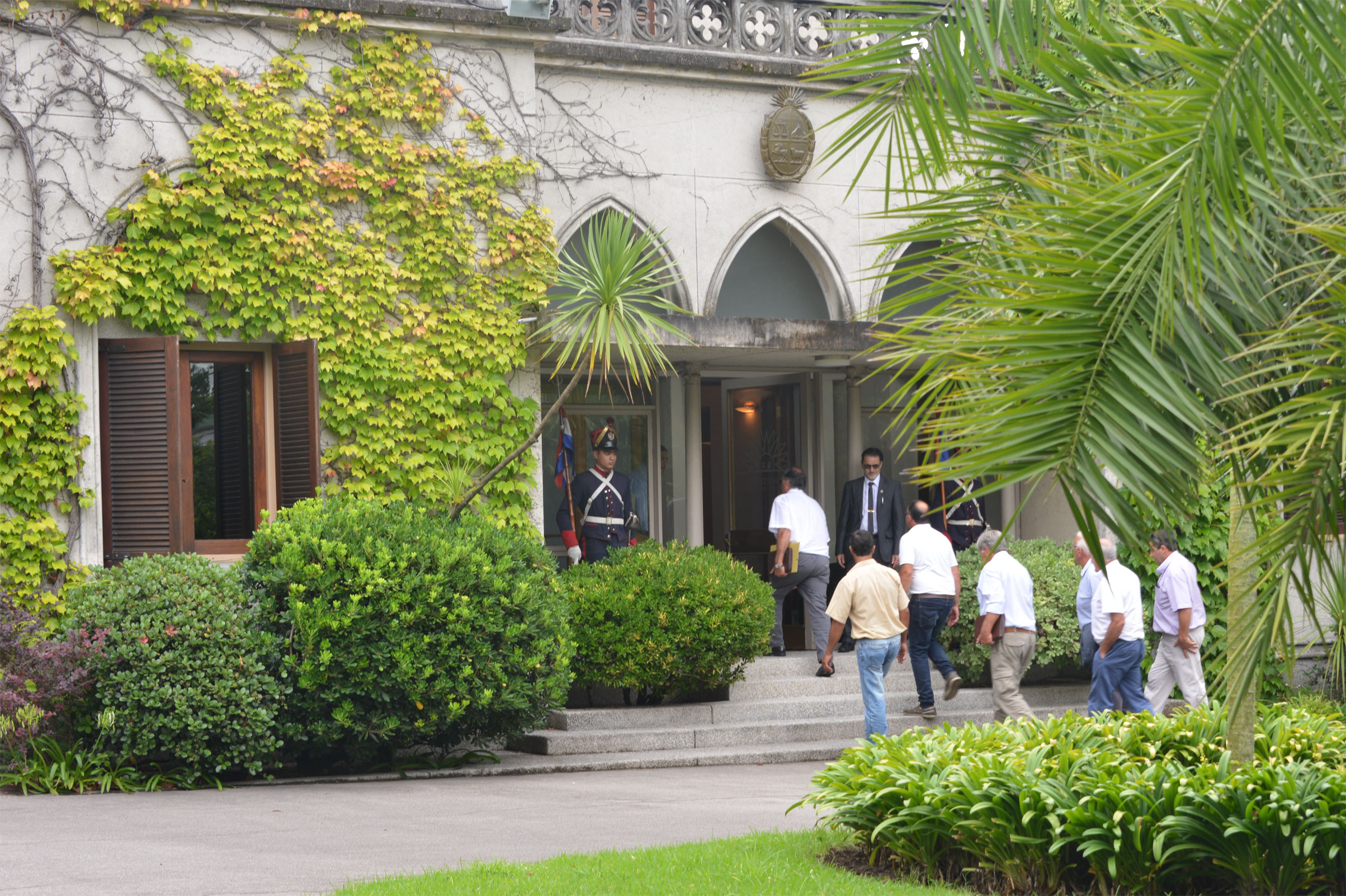 Llegada de los productores lecheros agremiados a la oficina presidencial