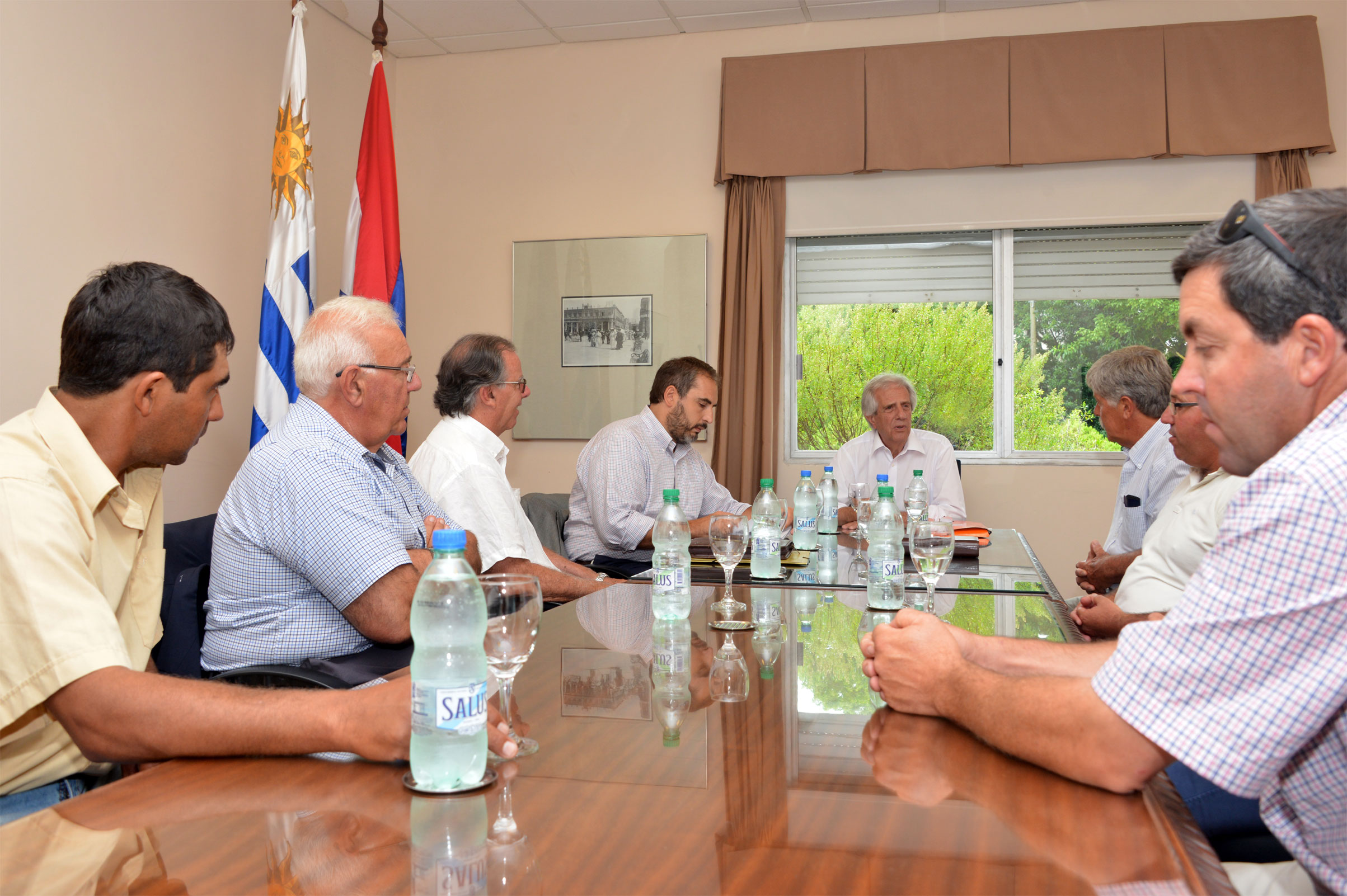 Tabaré Vázquez y Pablo Ferreri con productores lecheros agremiados