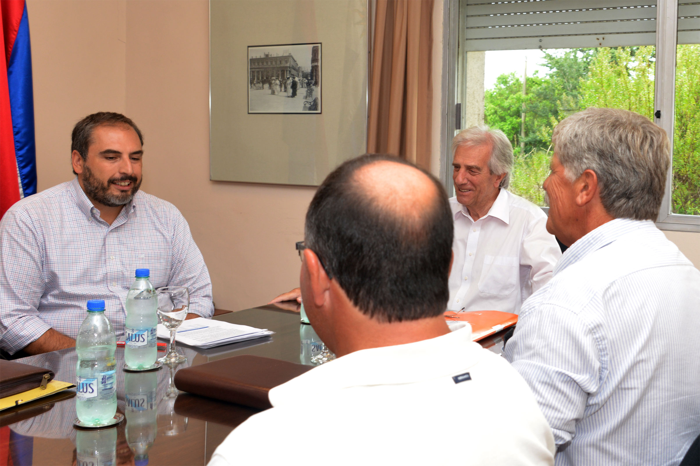 Tabaré Vázquez y Pablo Ferreri con productores lecheros agremiados