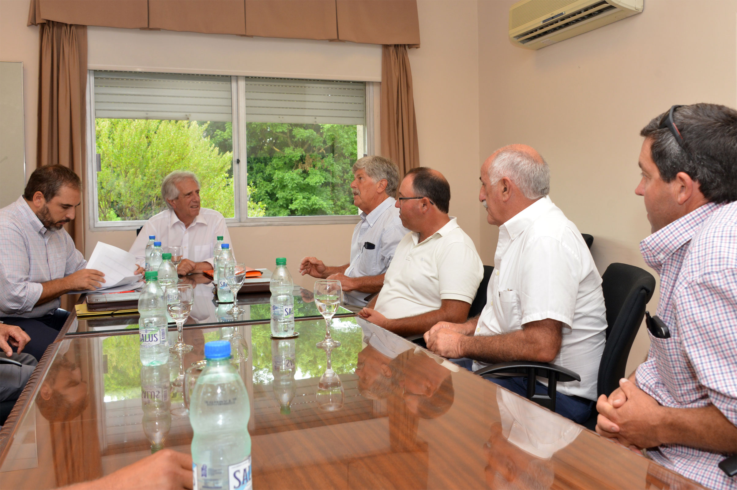 Tabaré Vázquez y Pablo Ferreri con productores lecheros agremiados