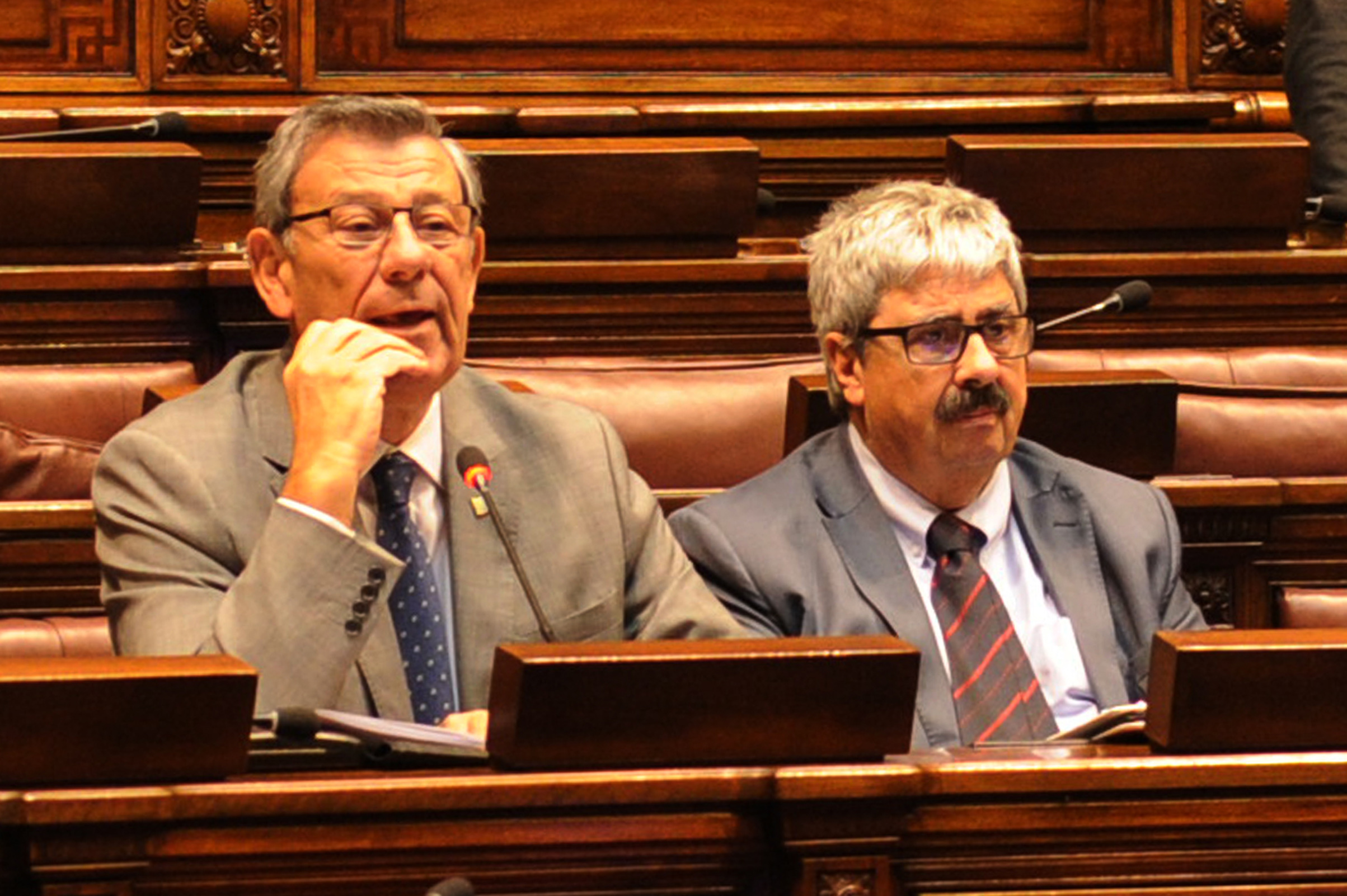 Canciller Rodolfo Nin Novoa y subsecretario Ariel Bergamino durante su presencia en la Comisión Permanente del Parlamento