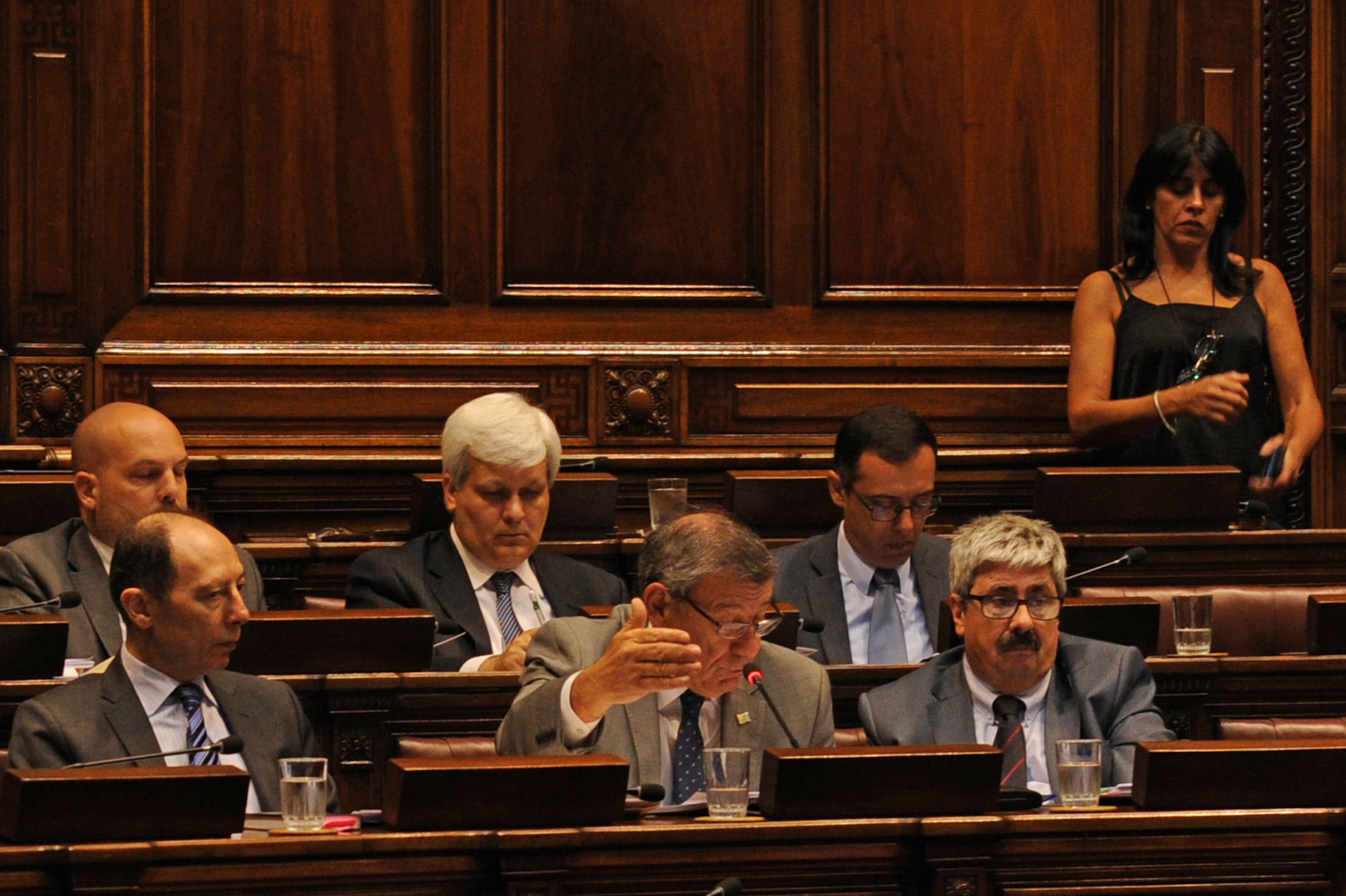 Canciller Rodolfo Nin Novoa y subsecretario Ariel Bergamino durante su presencia en la Comisión Permanente del Parlamento