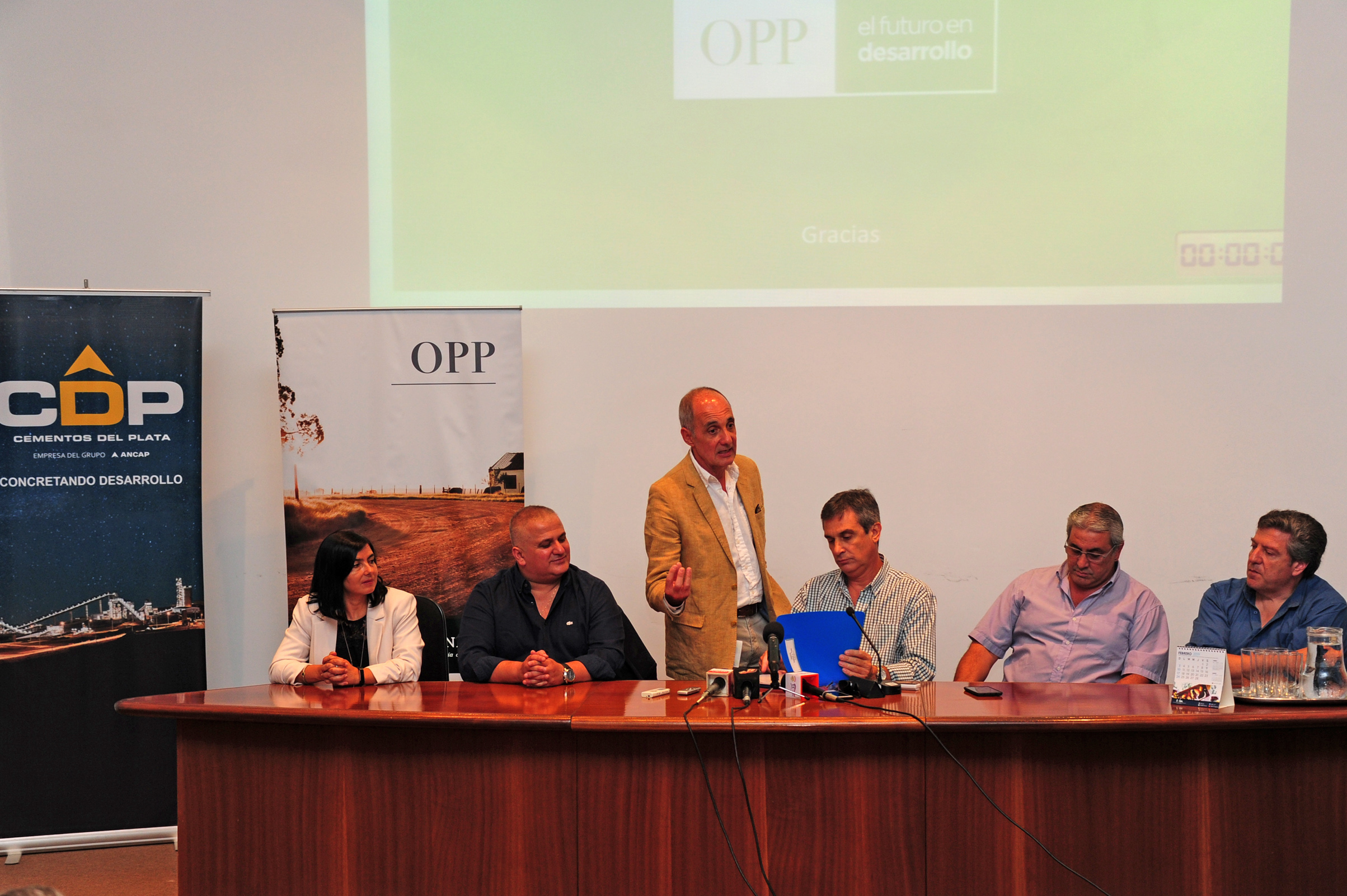 Álvaro García junto a autoridades en conferencia de explicación del plan de recuperación de la ruta 98