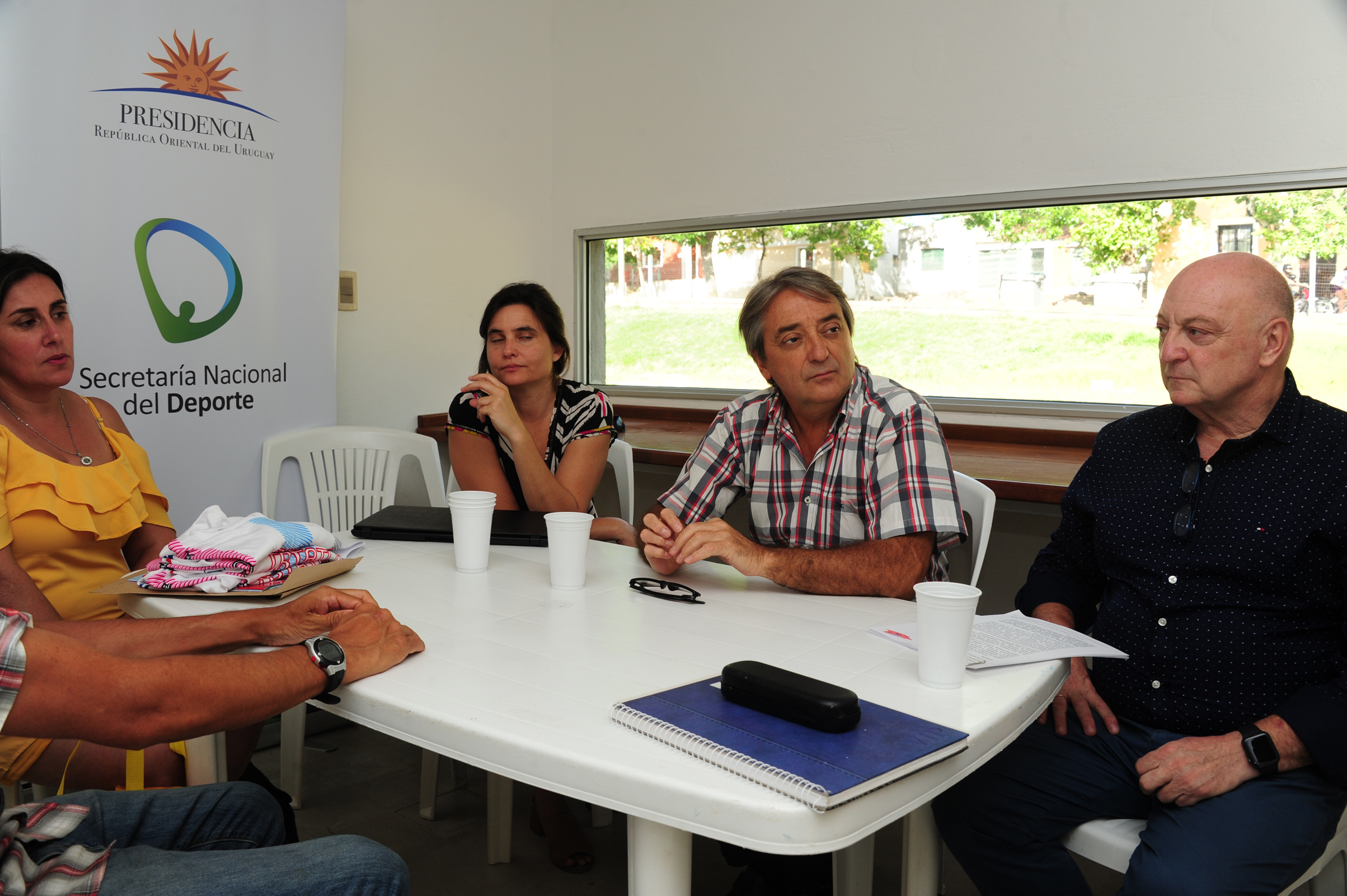Fernando Cáceres y otras autoridades de la Secretaría Nacional del Deporte, con organizaciones sociales de Durazno