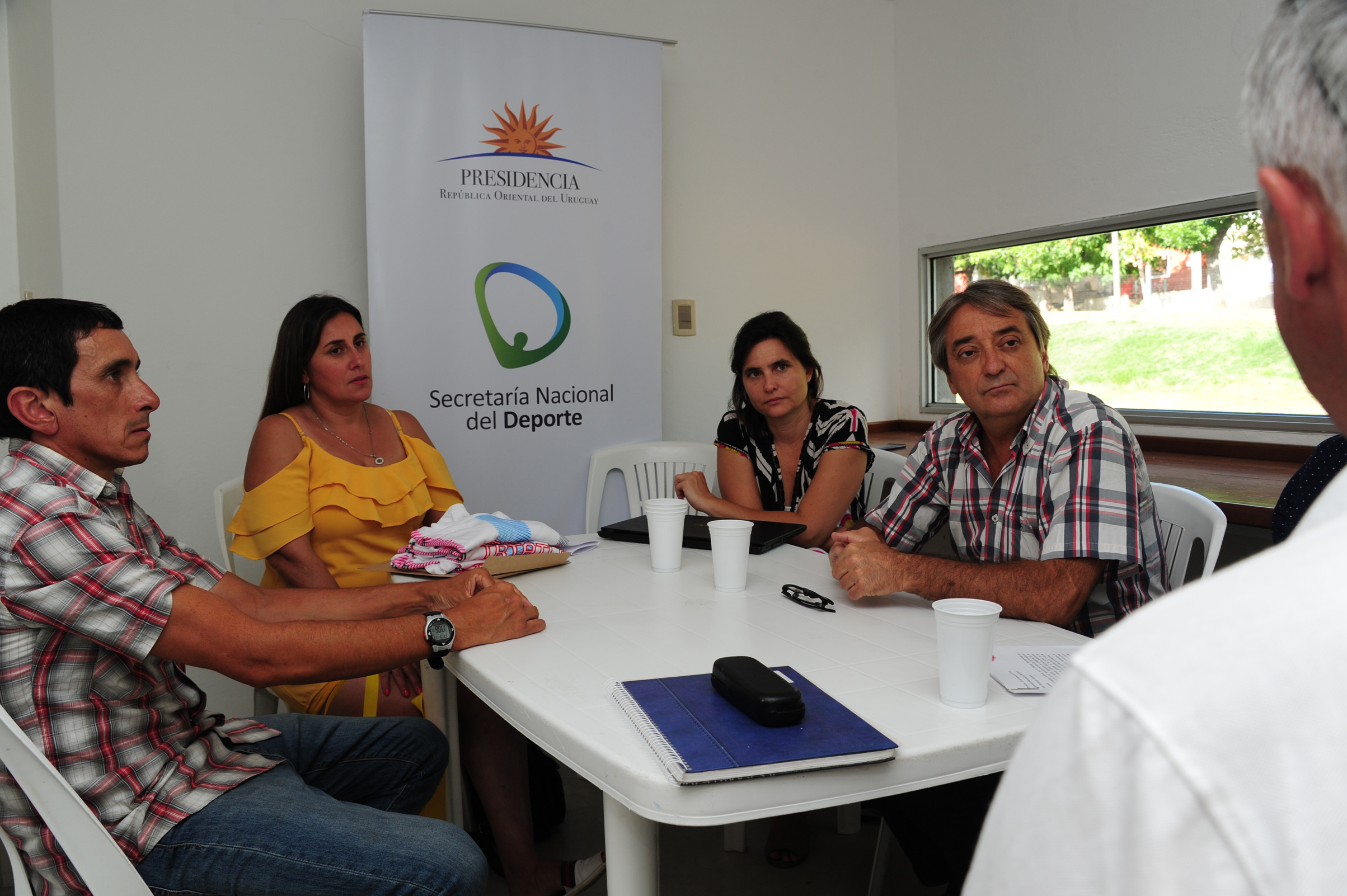 Fernando Cáceres y otras autoridades de la Secretaría Nacional del Deporte, con organizaciones sociales de Durazno