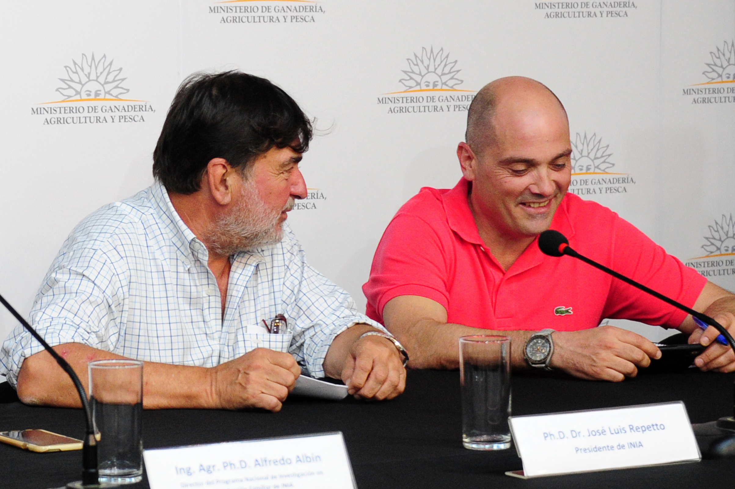 Autoridades en firma de convenio