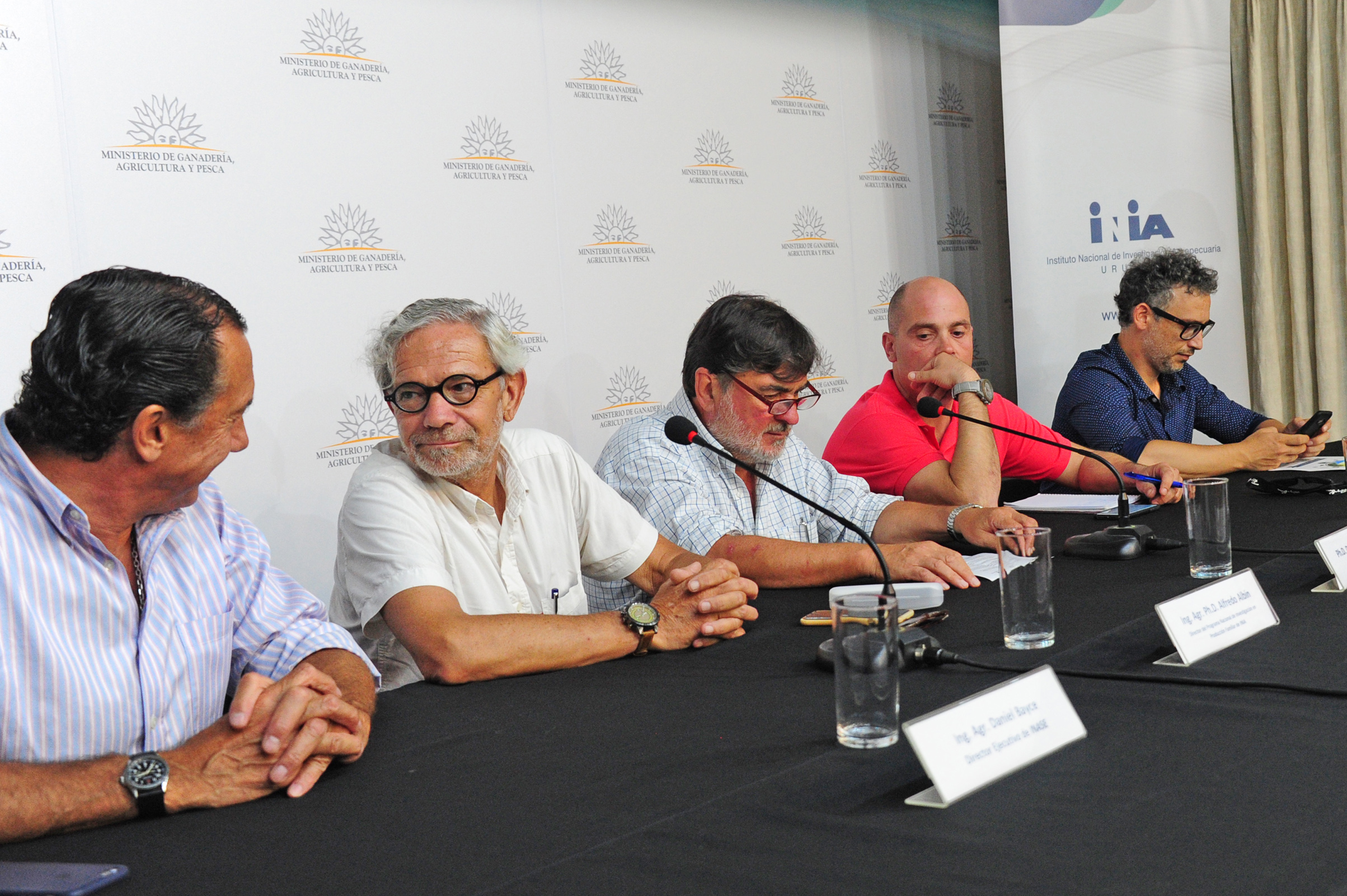 Autoridades en firma de convenio