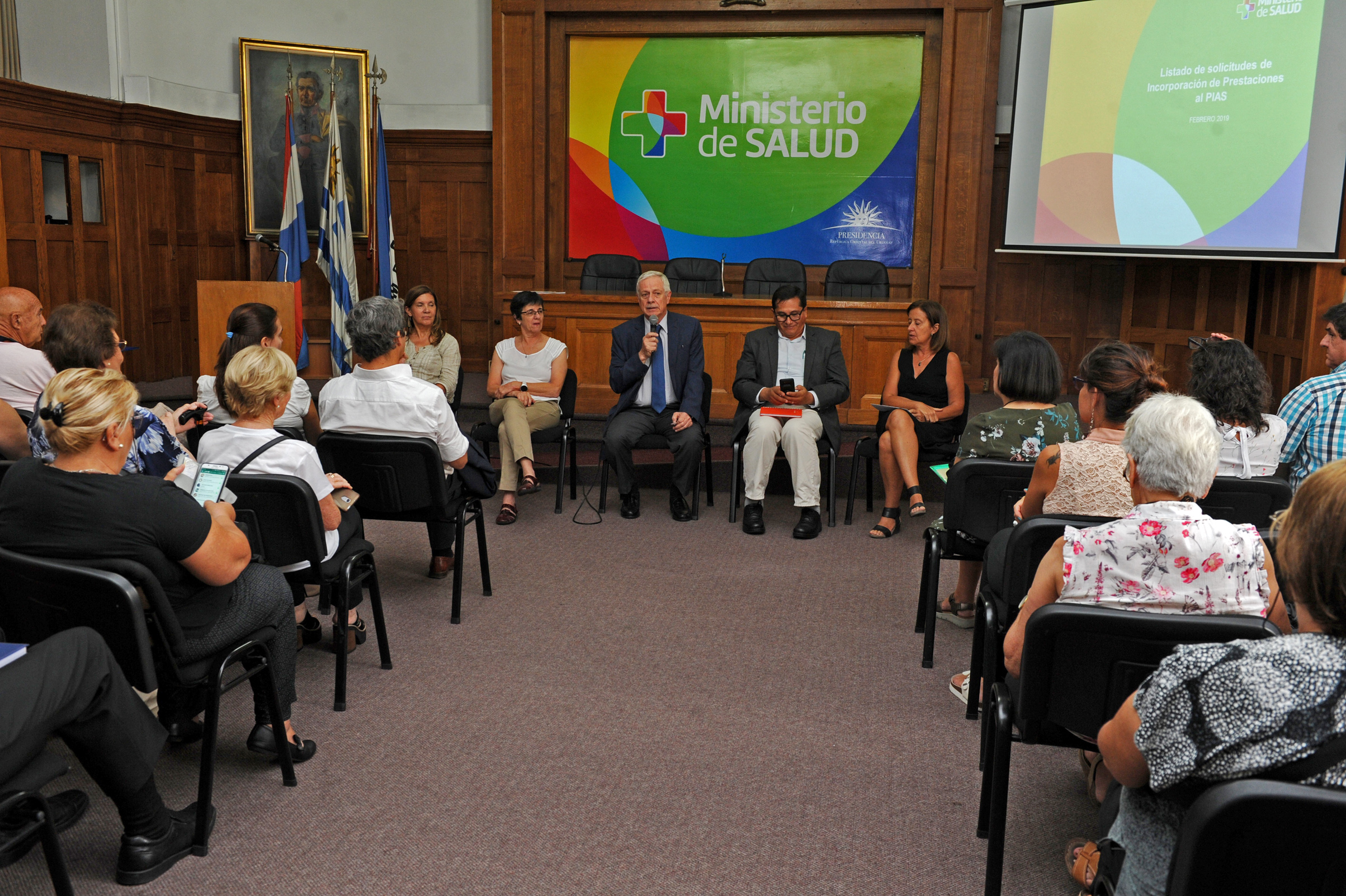 Ministro de Salud Pública y usuarios evalúan prestaciones para incorporación al Fondo Nacional de Recursos