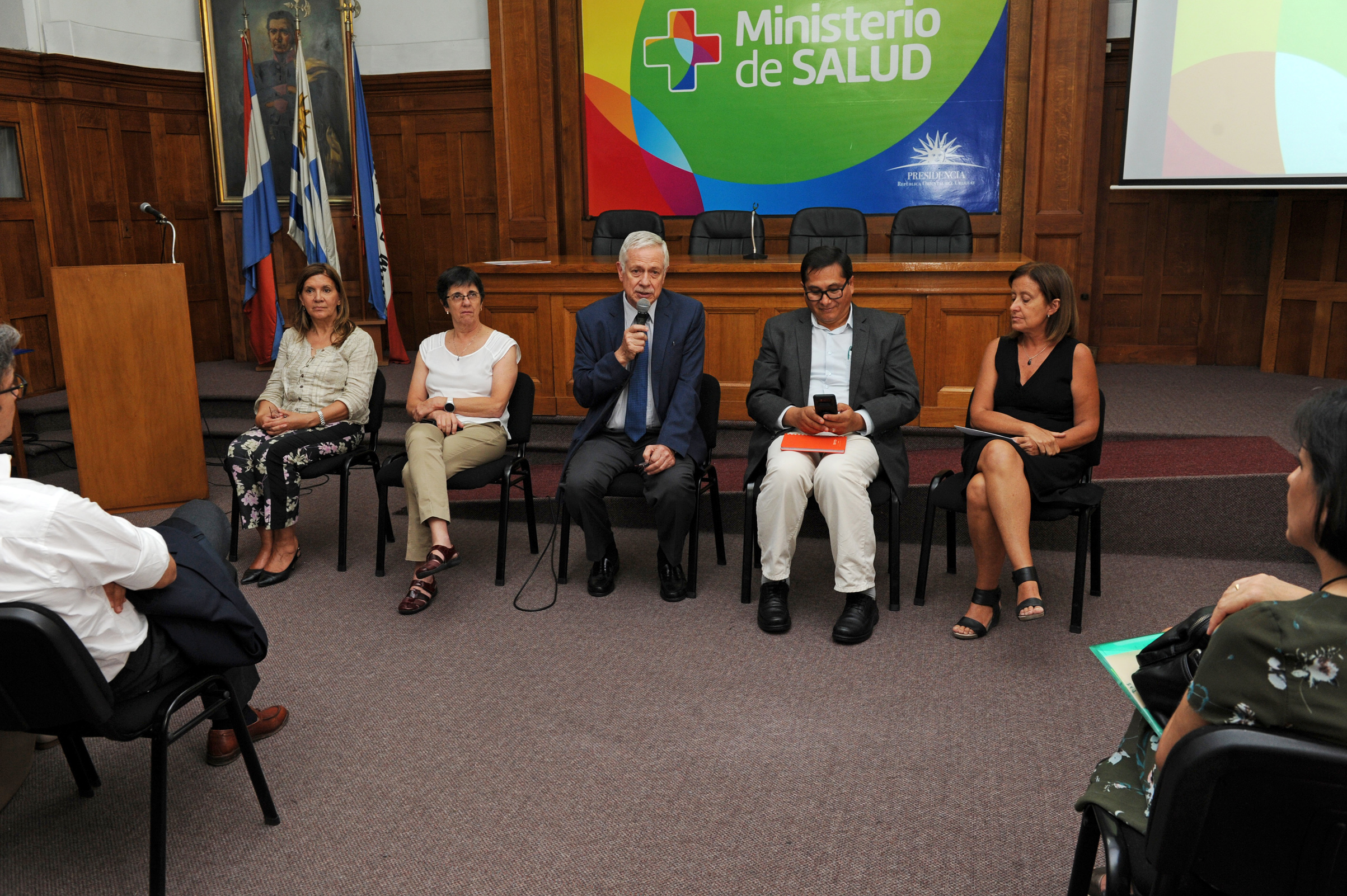 Ministro de Salud Pública y usuarios evalúan prestaciones para incorporación al Fondo Nacional de Recursos
