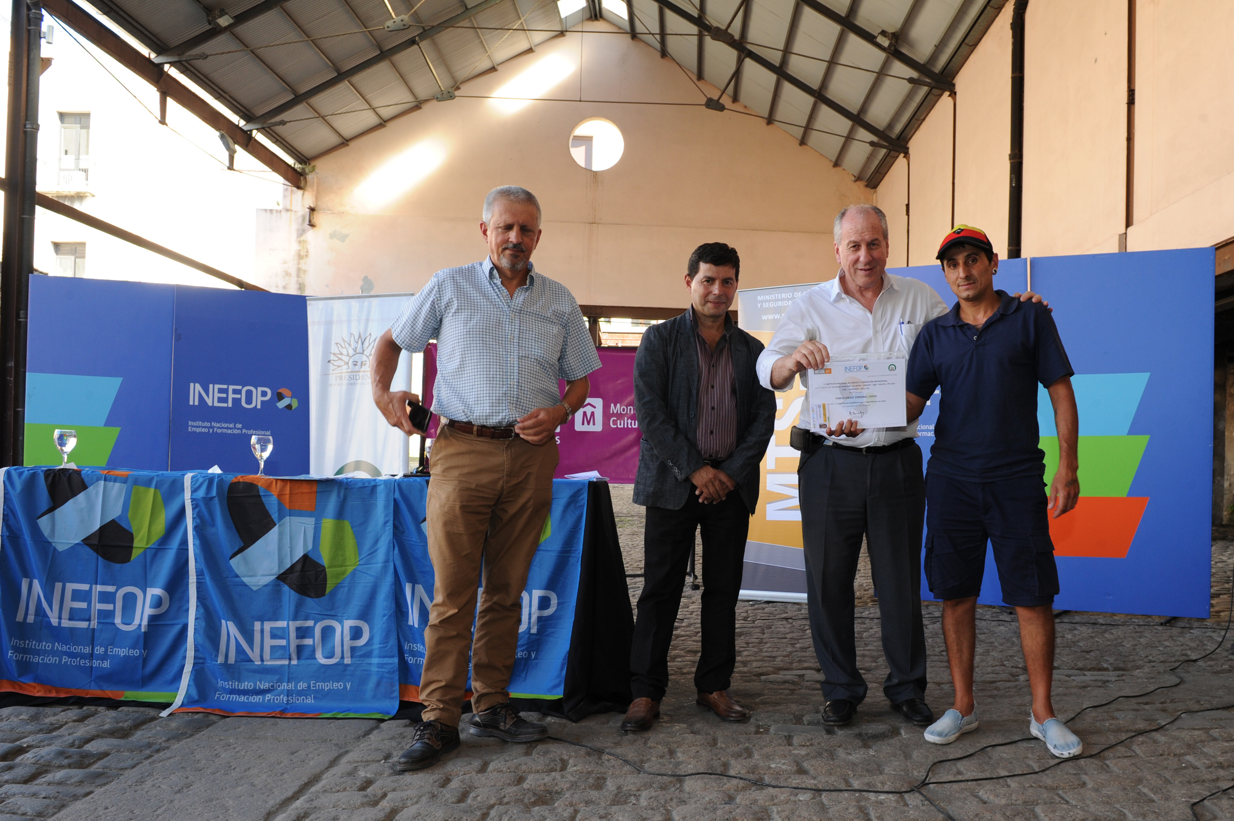 Acto de entrega de certificados de habilitación a 120 de los 600 repartidores en motocicletas