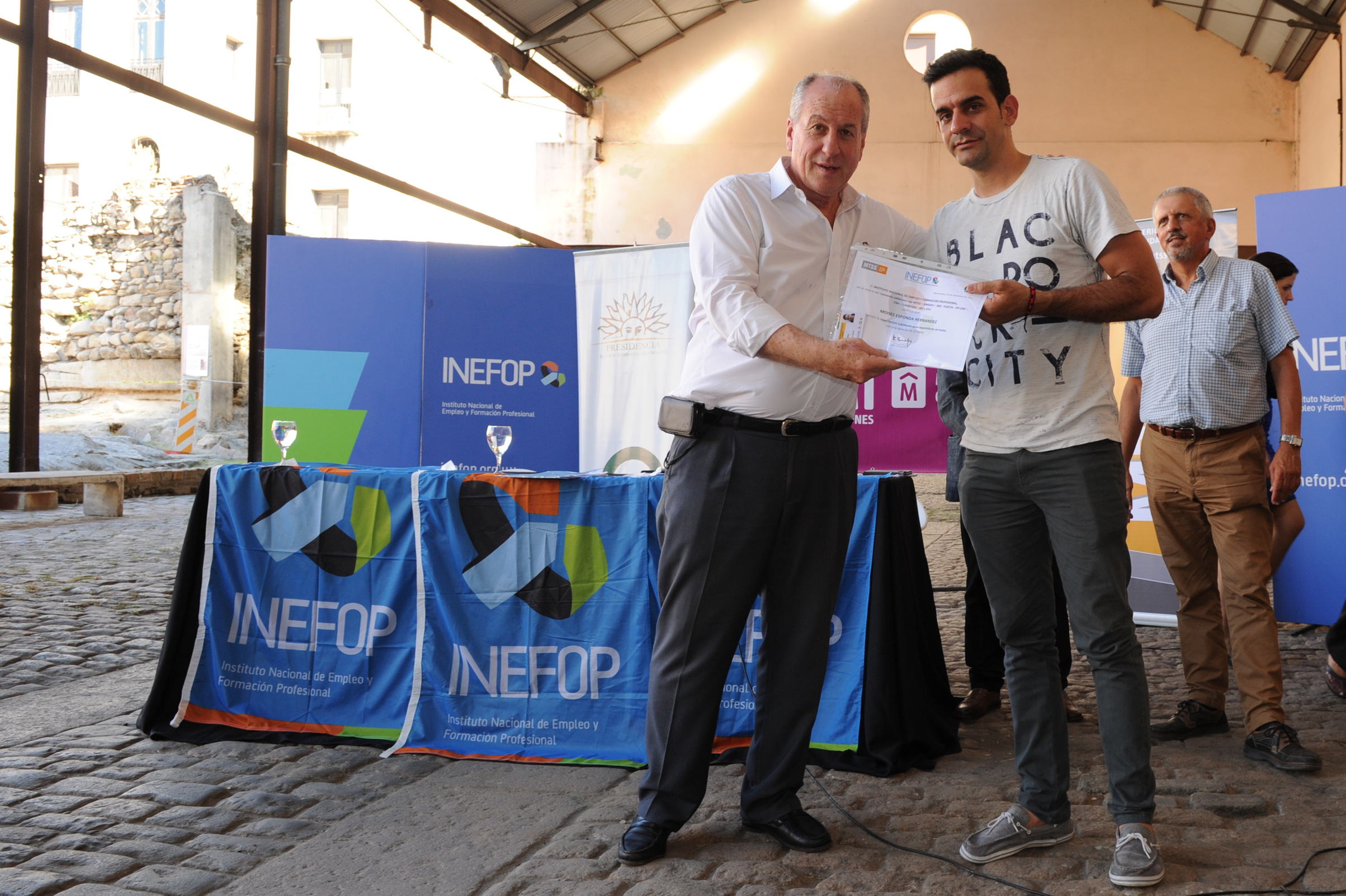 Acto de entrega de certificados de habilitación a 120 de los 600 repartidores en motocicletas
