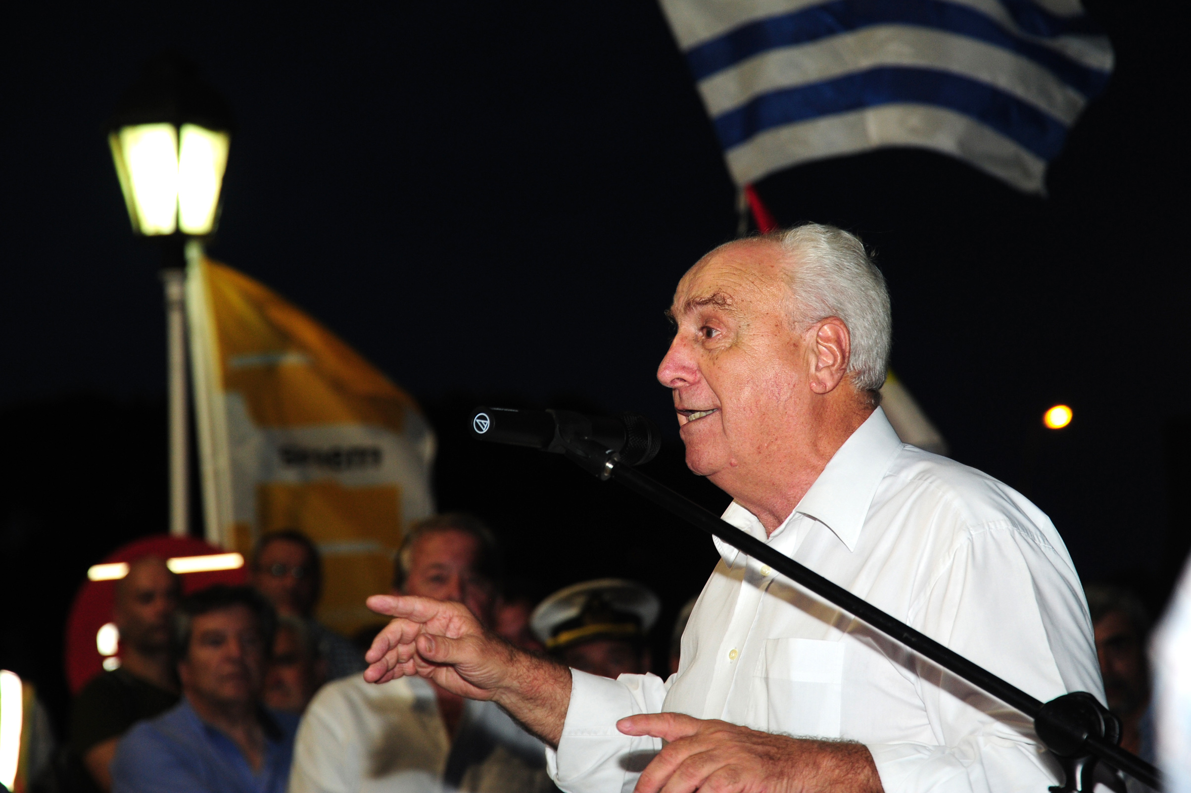 Ministro de Transporte y Obras Públicas, Víctor Rossi, haciendo uso de la palabra en acto de rehabilitación del sistema giratorio del puente histórico