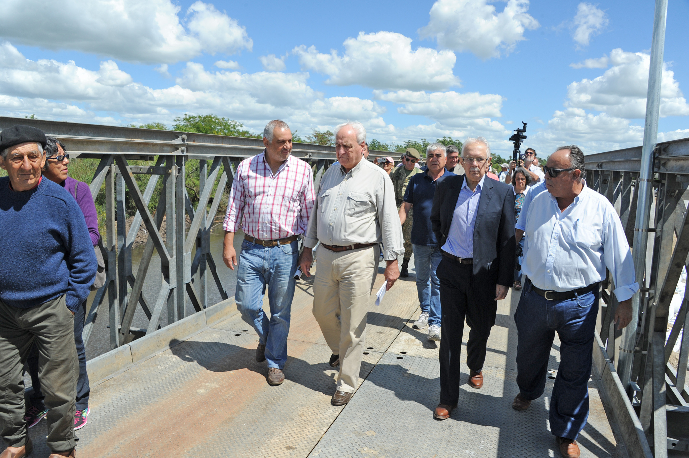 Inauguración de un puente de emergencia en el arroyo Agua Sucia, en Sarandí del Yí