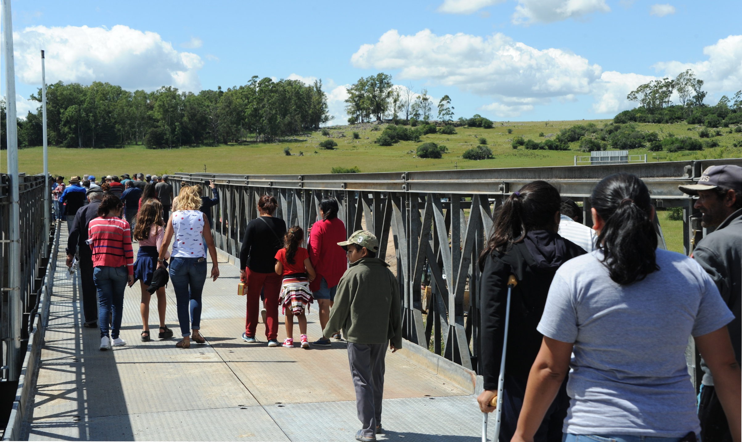 Inauguración de un puente de emergencia en el arroyo Agua Sucia, en Sarandí del Yí