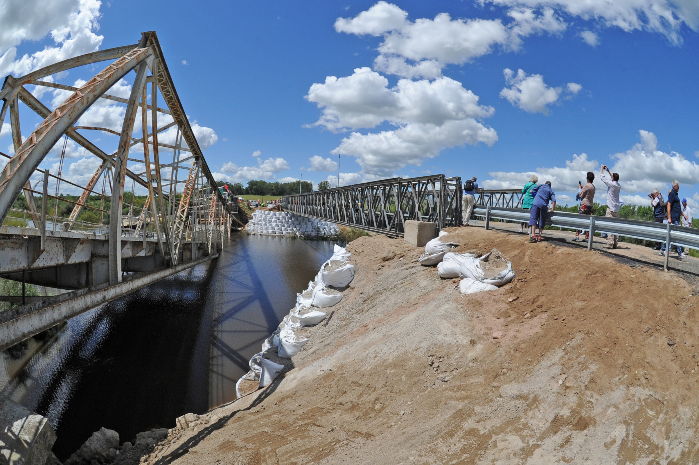 Inauguración de un puente de emergencia en el arroyo Agua Sucia, en Sarandí del Yí