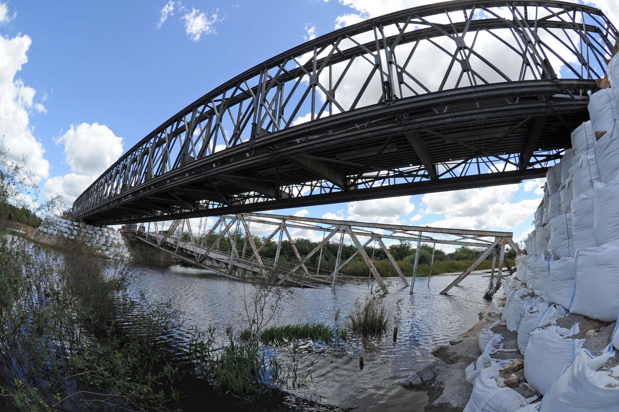 Inauguración de un puente de emergencia en el arroyo Agua Sucia, en Sarandí del Yí