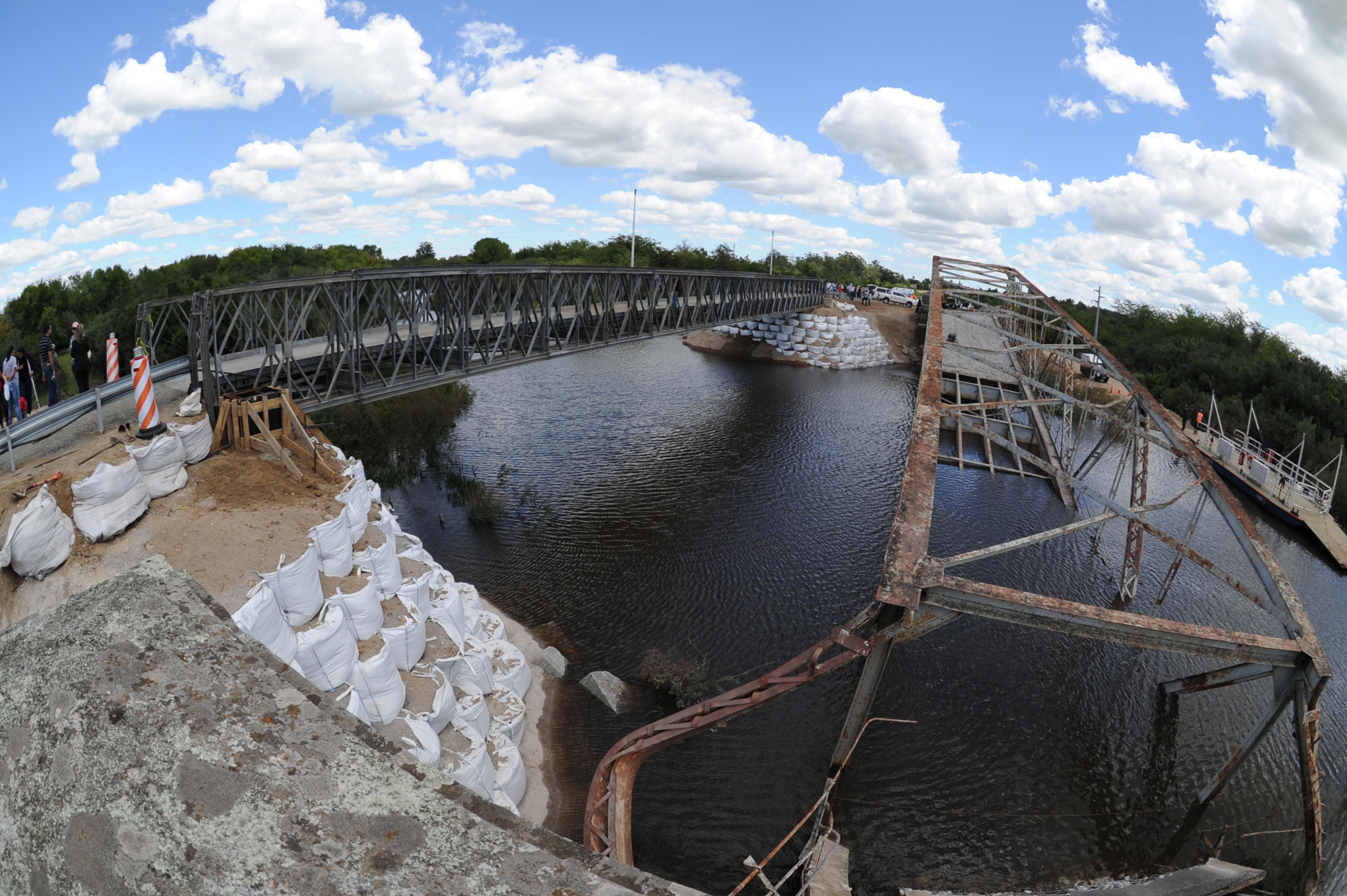 Inauguración de un puente de emergencia en el arroyo Agua Sucia, en Sarandí del Yí