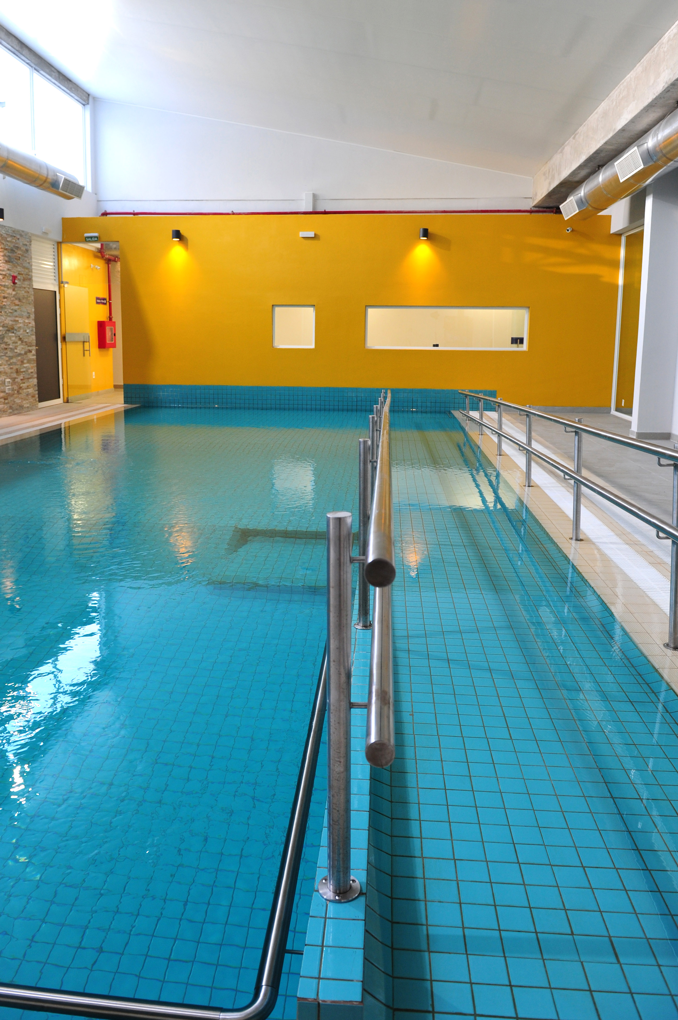 Piscina de hidroterapia permite la rehabilitación de personas con alteraciones del aparato locomotor y otras discapacidades