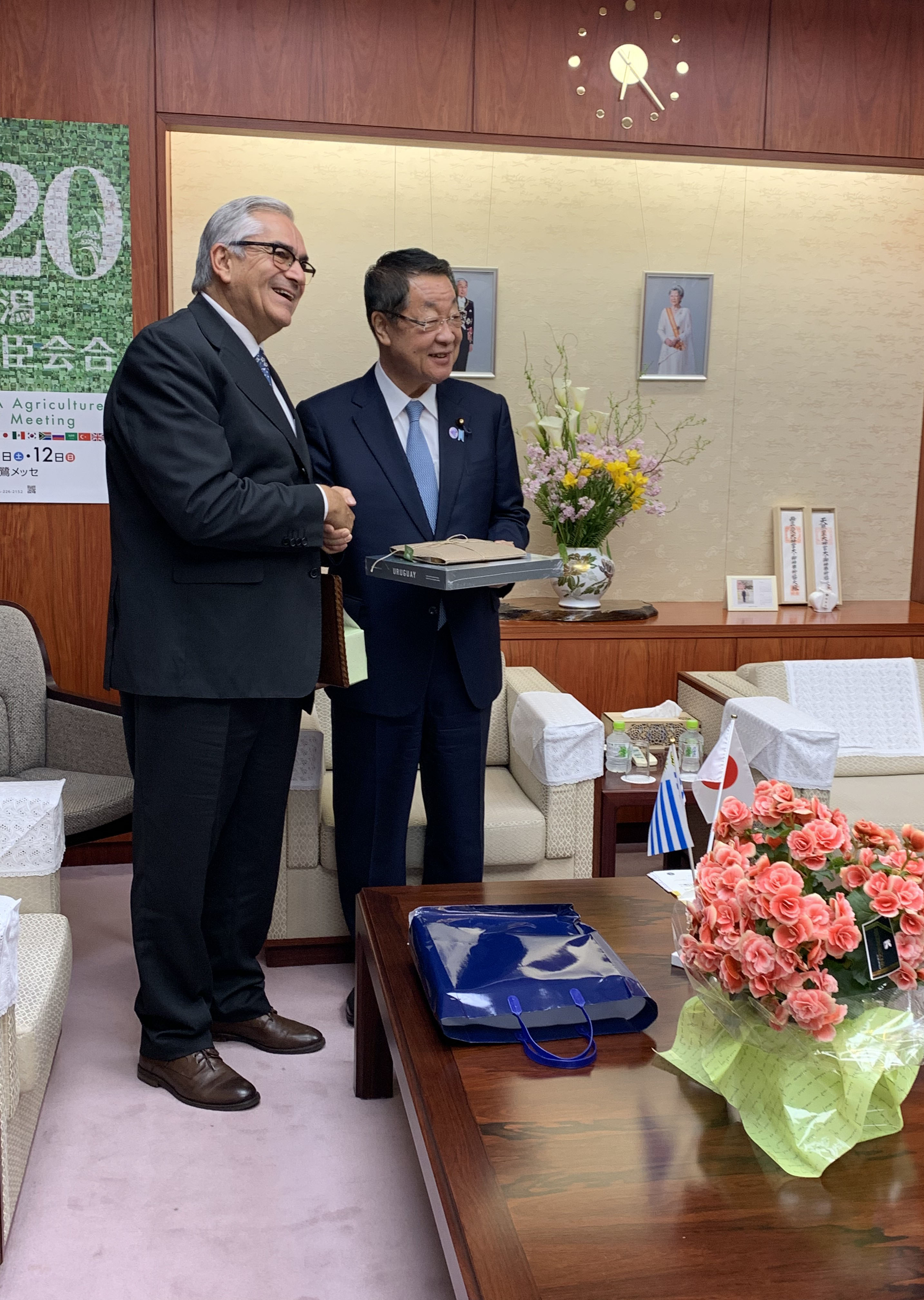 Enzo Benech, con ministro de Agricultura de Japón, Takamori Yoshikawa