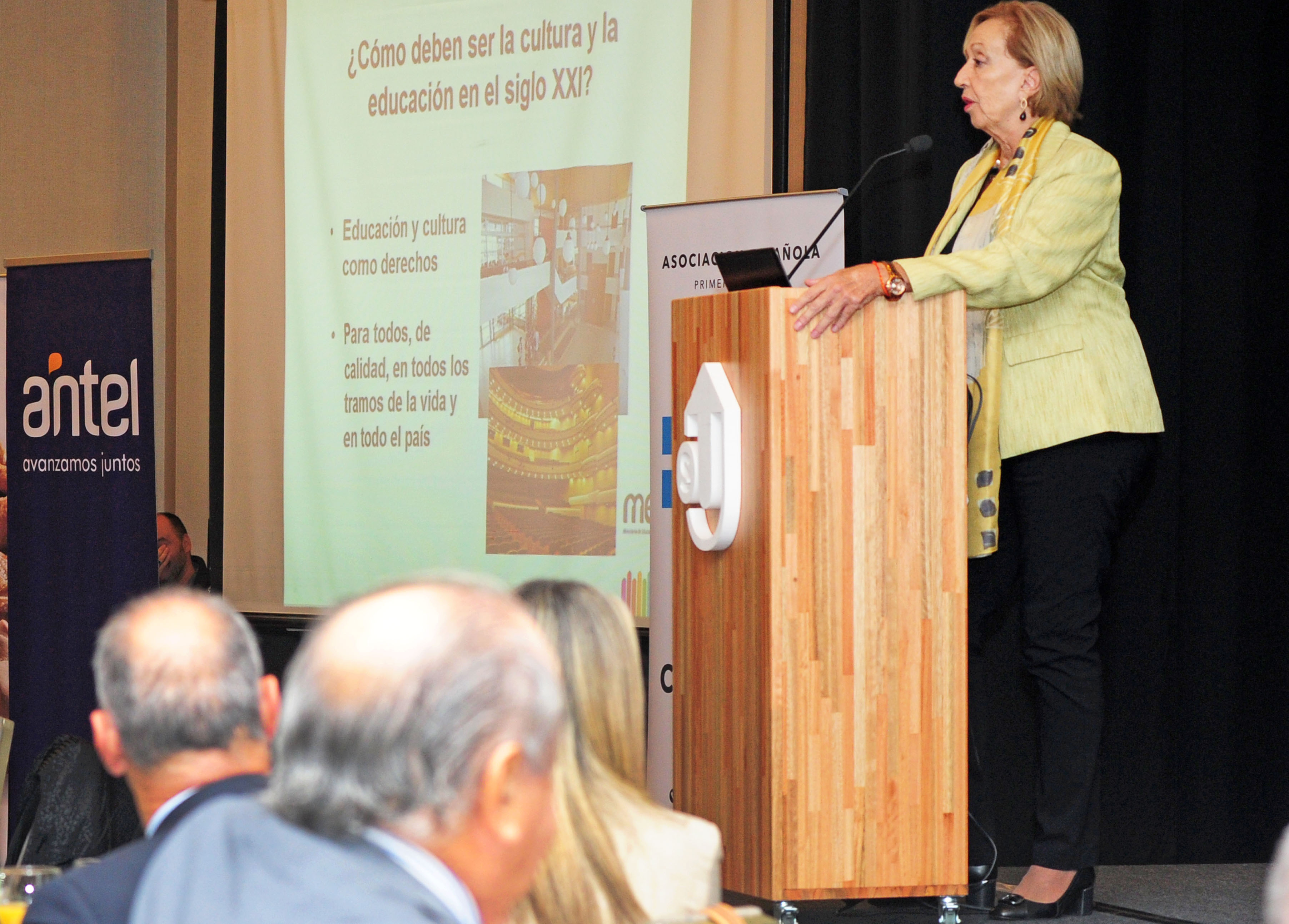 Ministra de Educación y Cultura, María Julia Muñoz diserta en el desayuno de trabajo de la revista Somos Uruguay