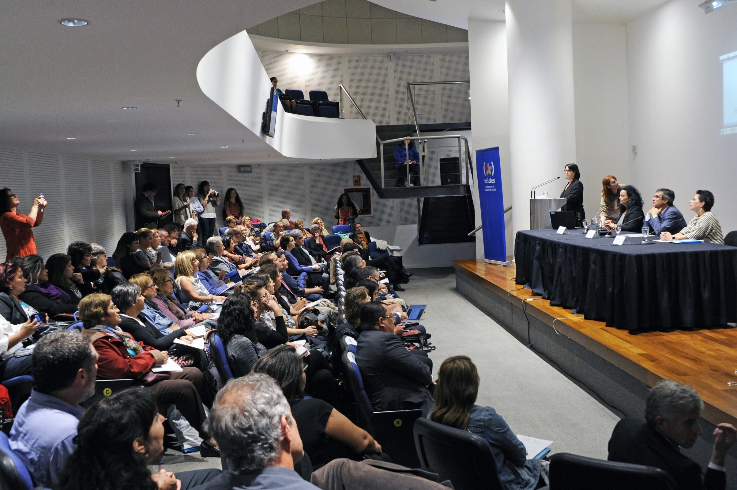 Conferencia dictada por Adriana Rovira, titular de Inmayores, y Álvaro García, director de la Oficina de Planeamiento y Presupuesto