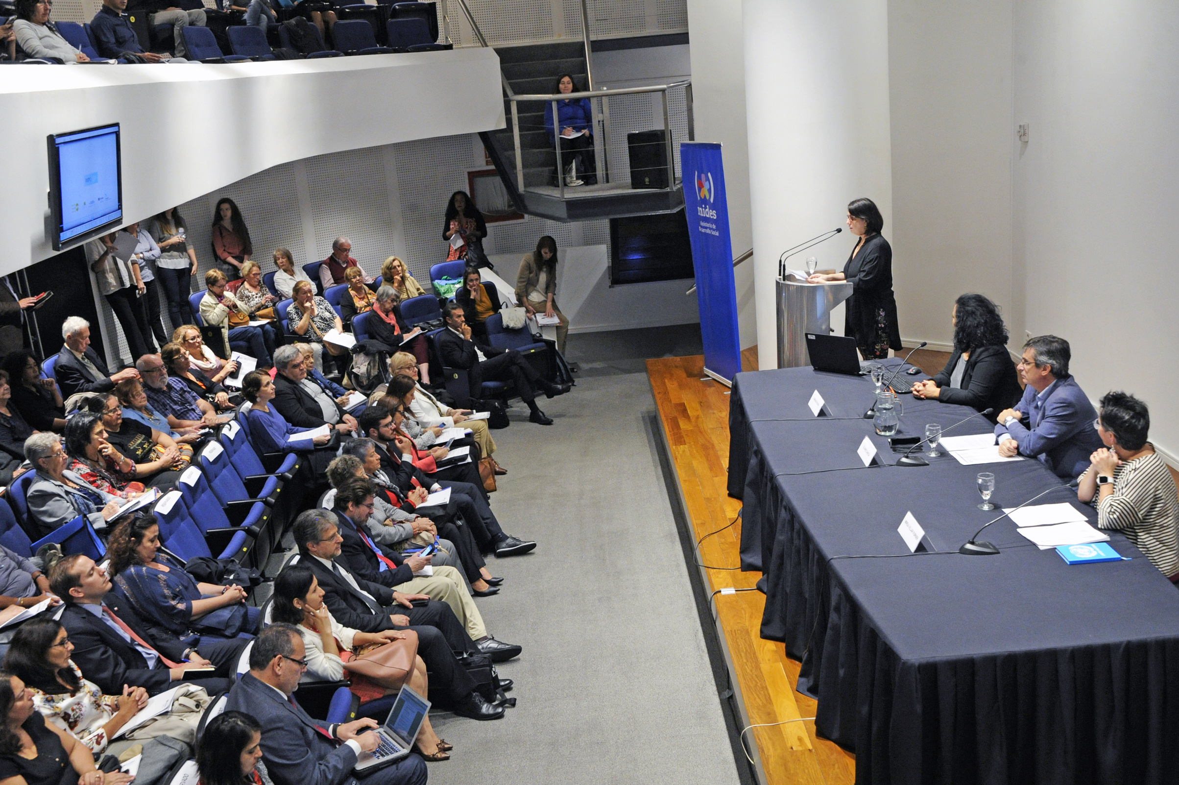 Conferencia dictada por Adriana Rovira, titular de Inmayores, y Álvaro García, director de la Oficina de Planeamiento y Presupuesto