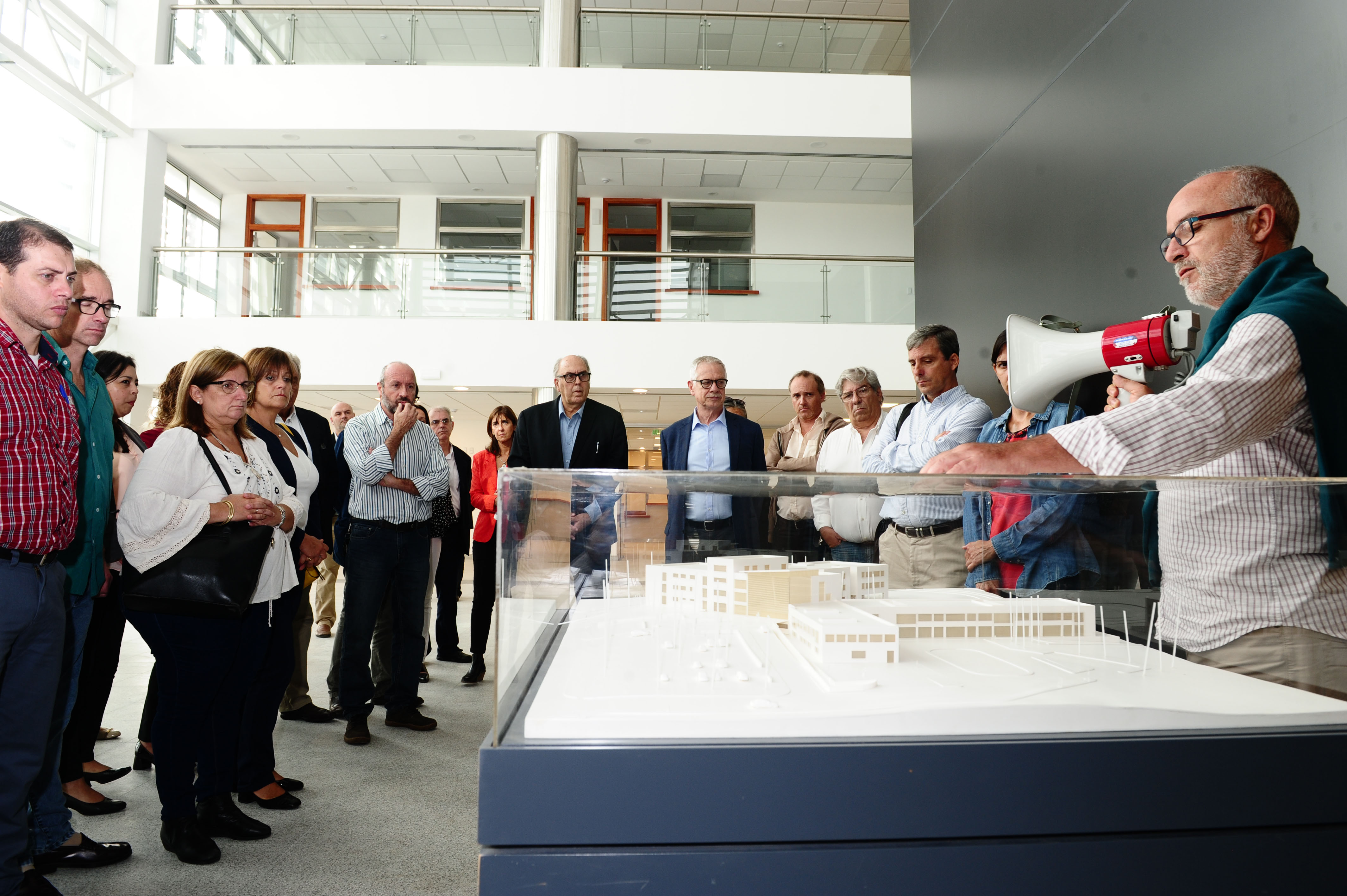 Ministro Jorge Basso y otras autoridades recorren instalaciones del nuevo edificio que albergará al hospital de Colonia