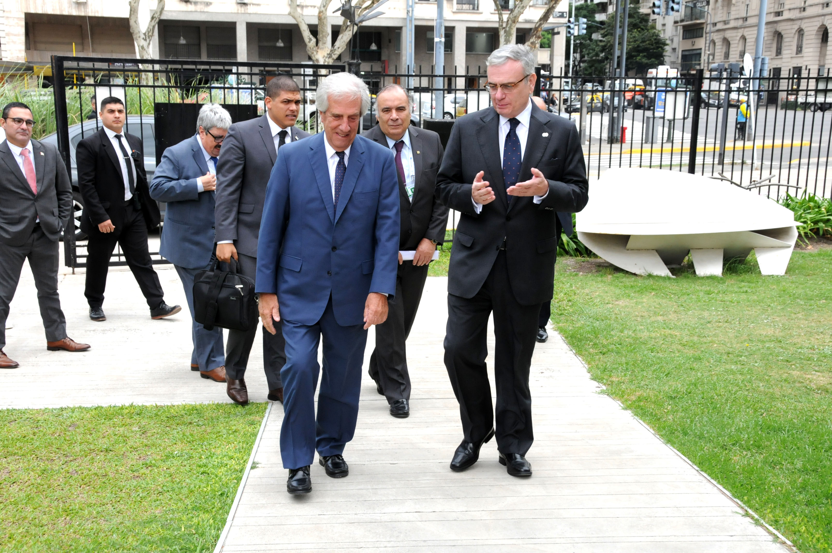 Llegada del presidente Vázquez al pabellón Ternium Siderar del Museo de Arquitectura y Diseño de Buenos Aires