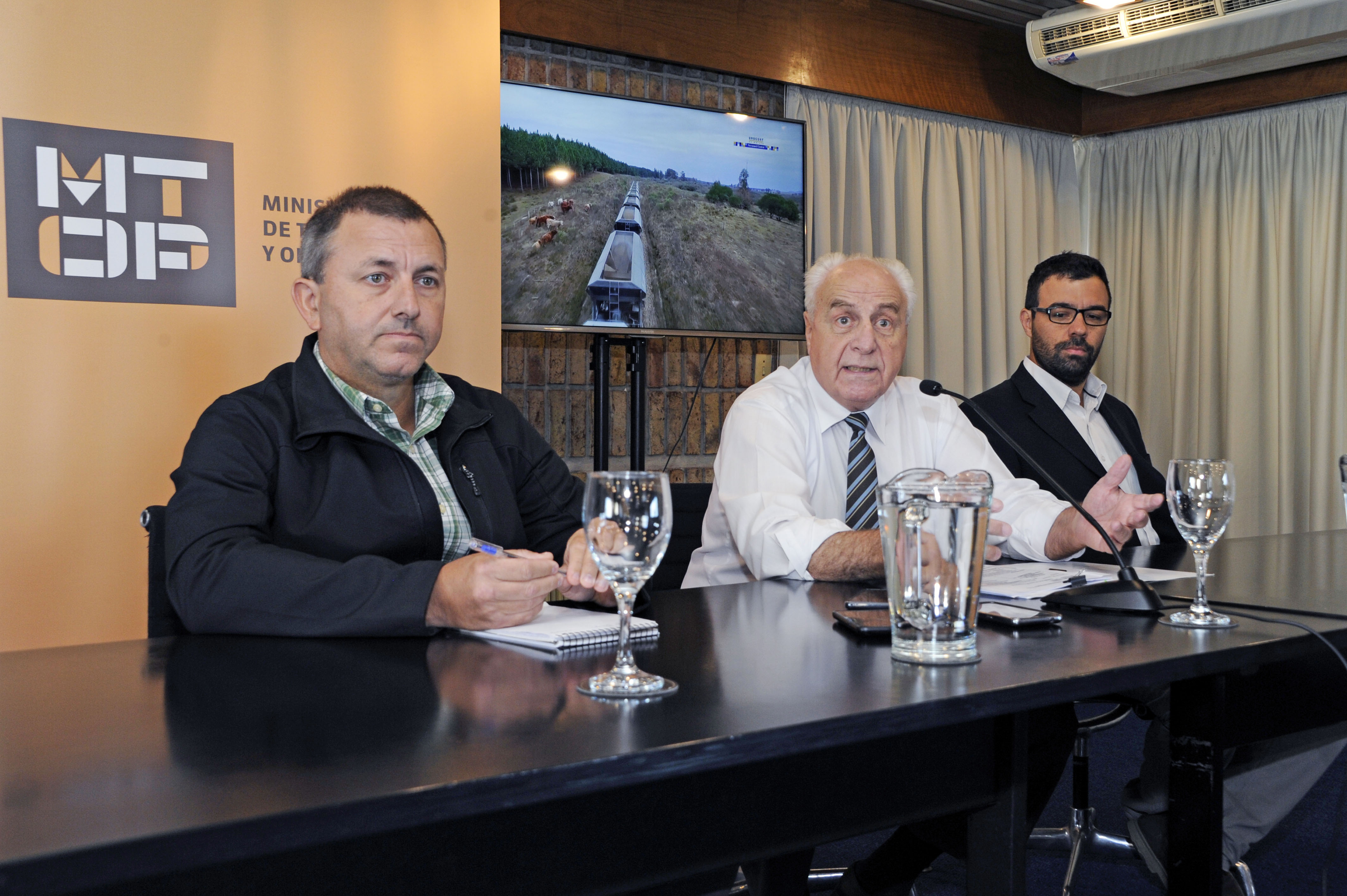 Ministro Rossi en conferencia de prensa