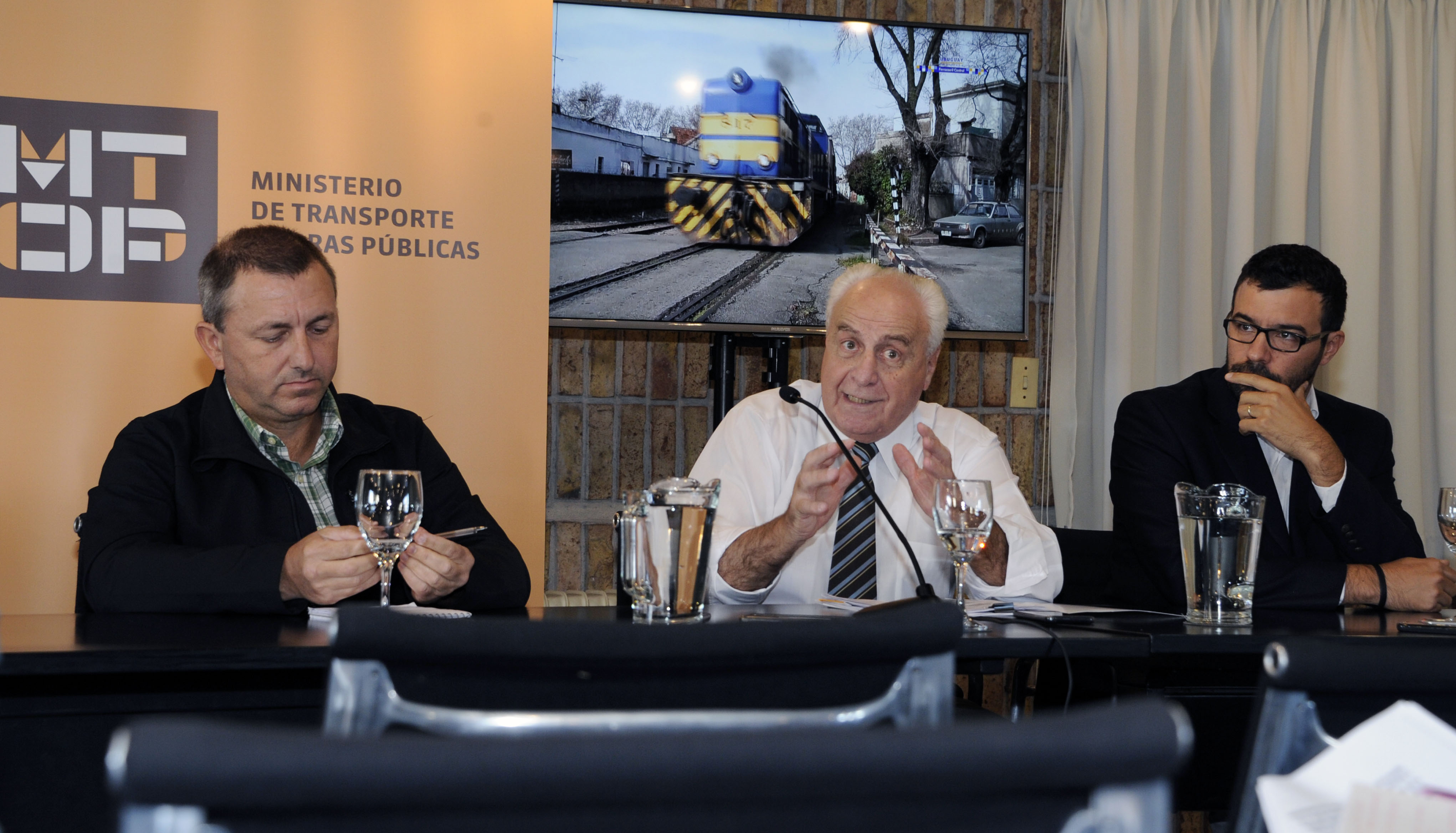 Ministro Rossi en conferencia de prensa