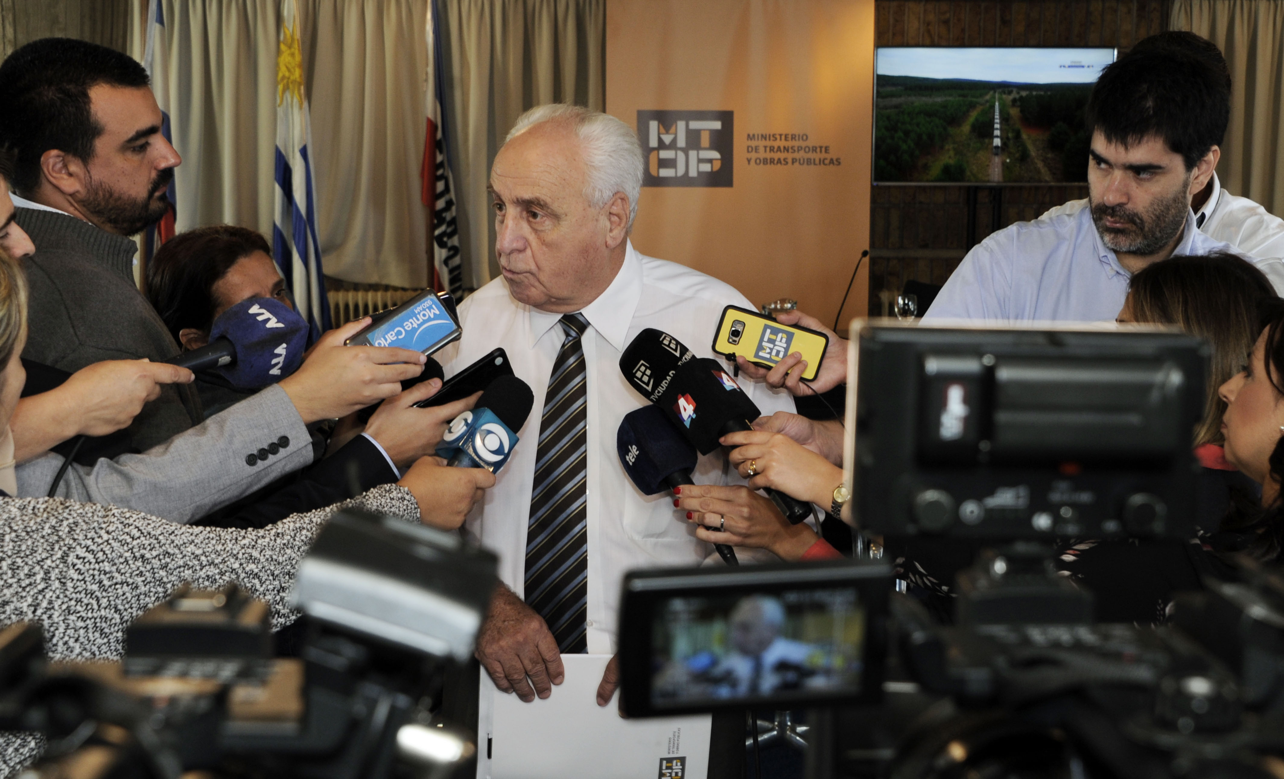 Ministro Rossi en conferencia de prensa