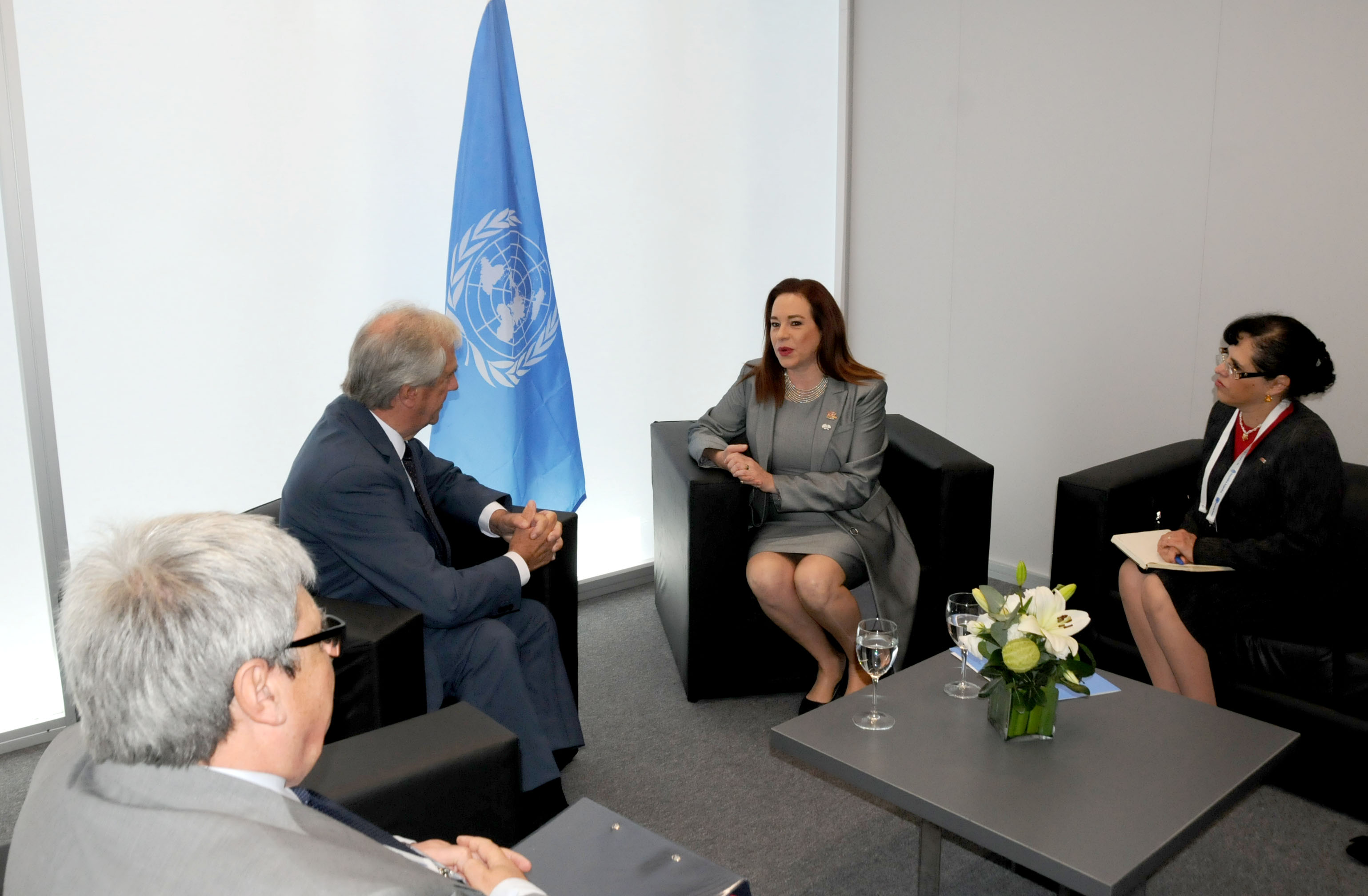 Presidente Tabaré Vázquez junto a embajadora María Fernanda Espinosa