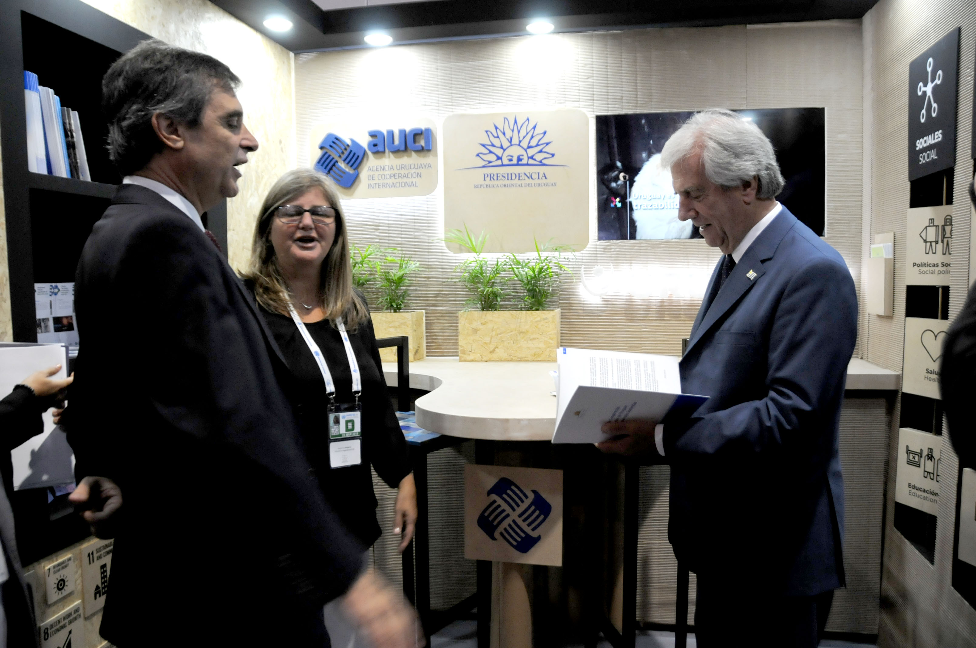 Vázquez recorrió diferentes pabellones que albergan la conferencia, entre ellos, los de Argentina, Naciones Unidas, China, Paraguay, Chile y Uruguay