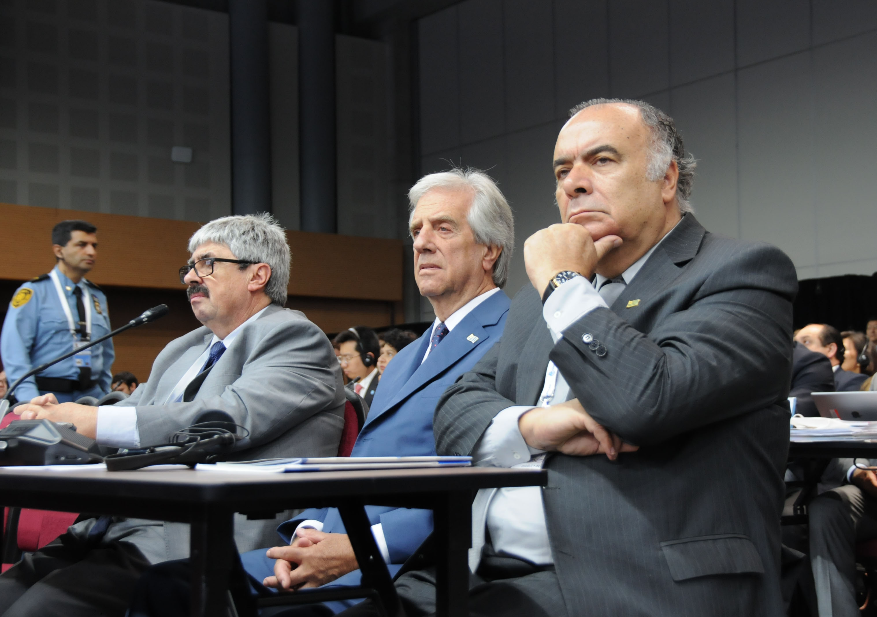 Tabaré Vázquez junto al embajador Héctor Lescano y Ariel Bergamino