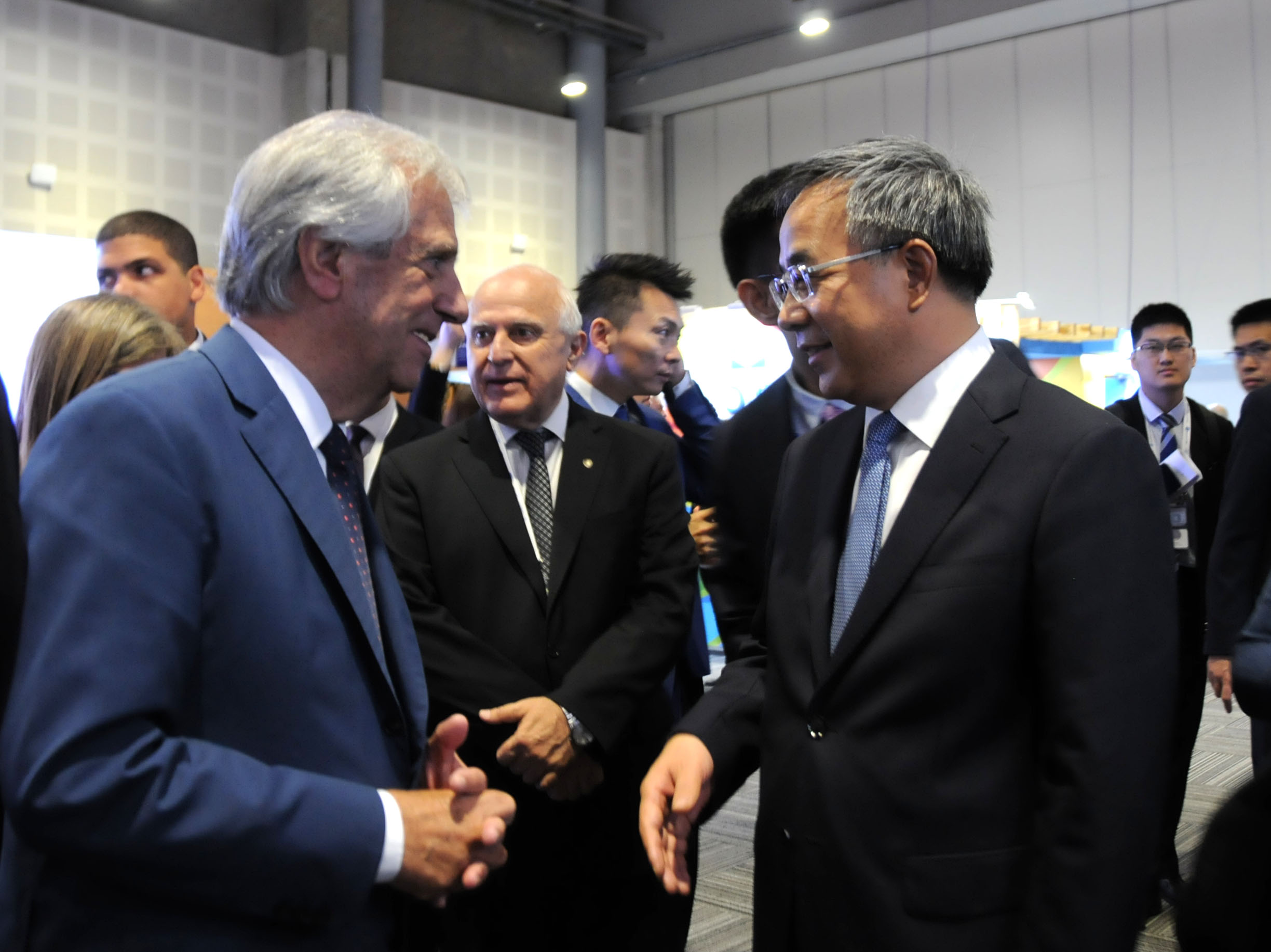 Vázquez visita el stand de China