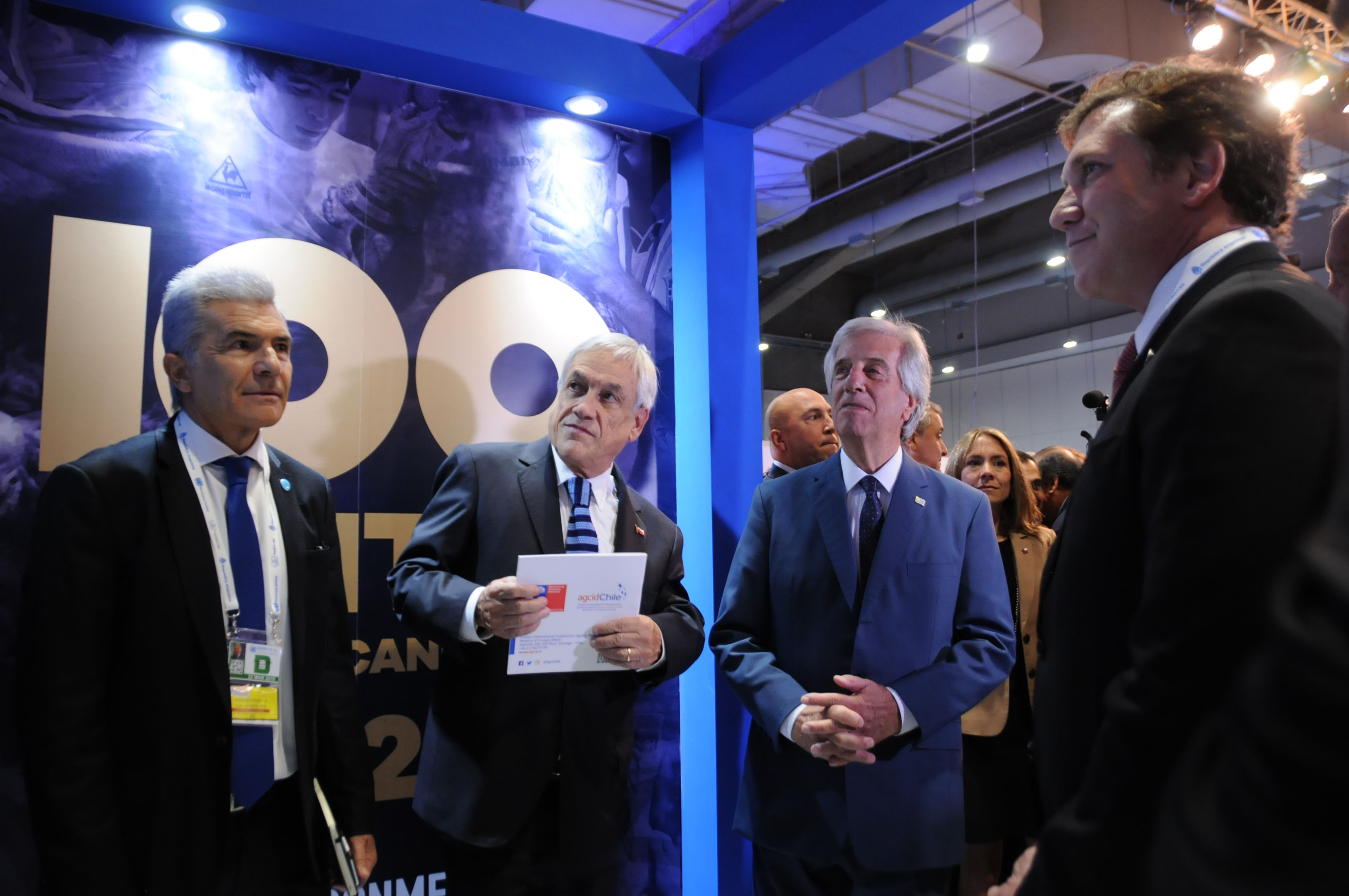 Vázquez junto a los presidentes de Paraguay y Chile en el stand de la CONMEBOL