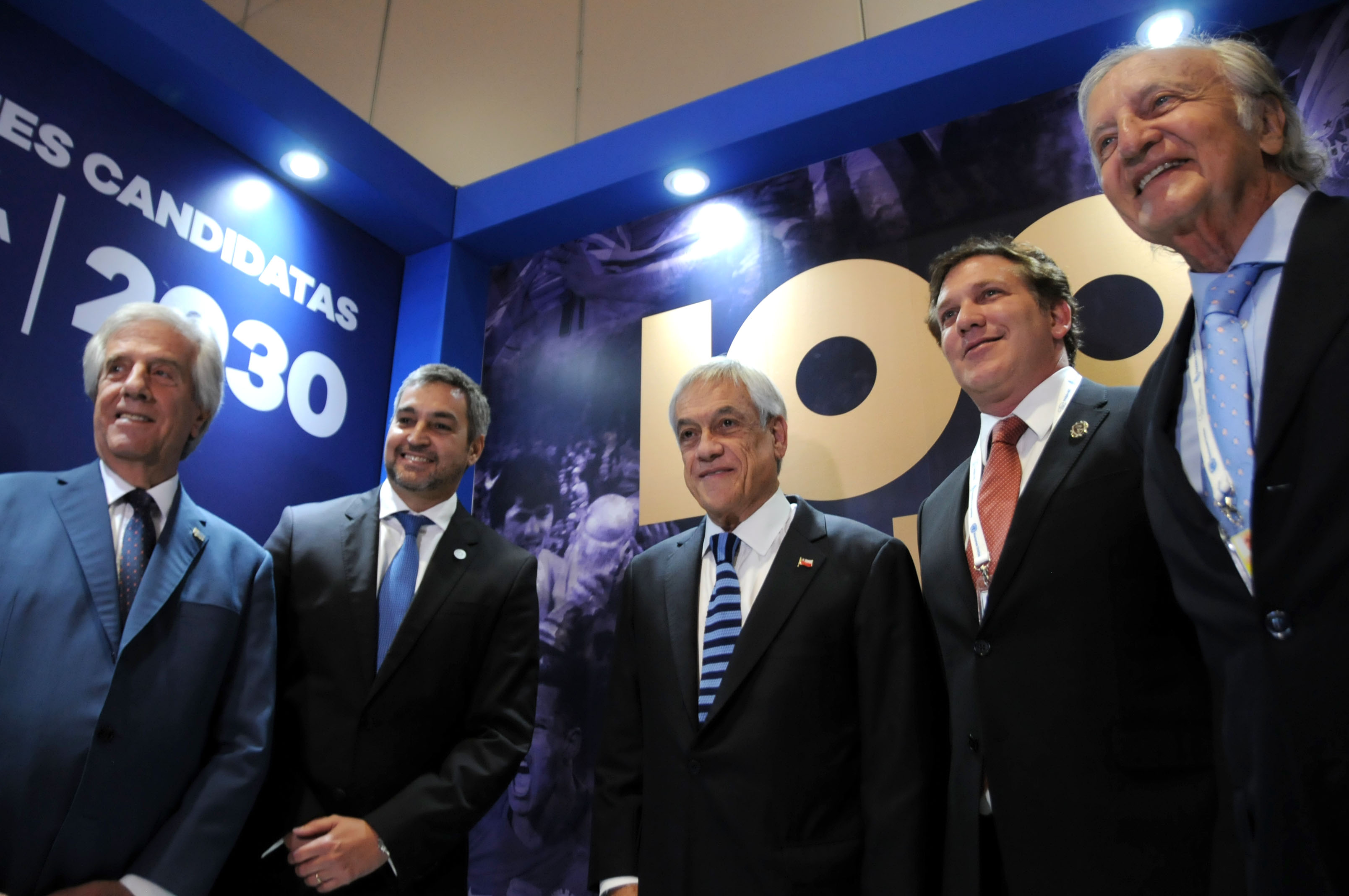 Vázquez junto a los presidentes de Paraguay y Chile en el stand de la CONMEBOL