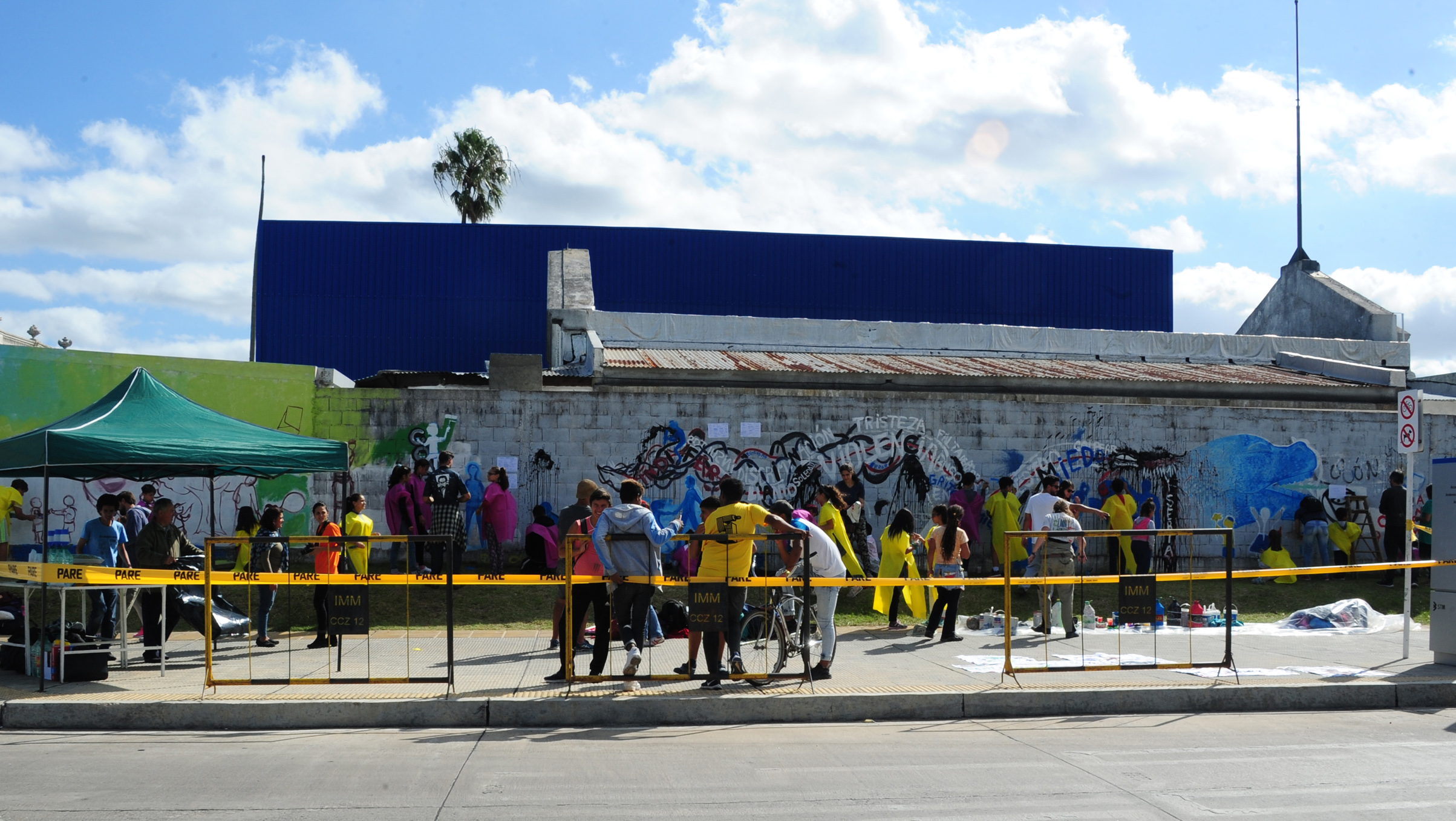 Más de 60 niños y adolescentes de programas de INAU pintaron murales contra la violencia