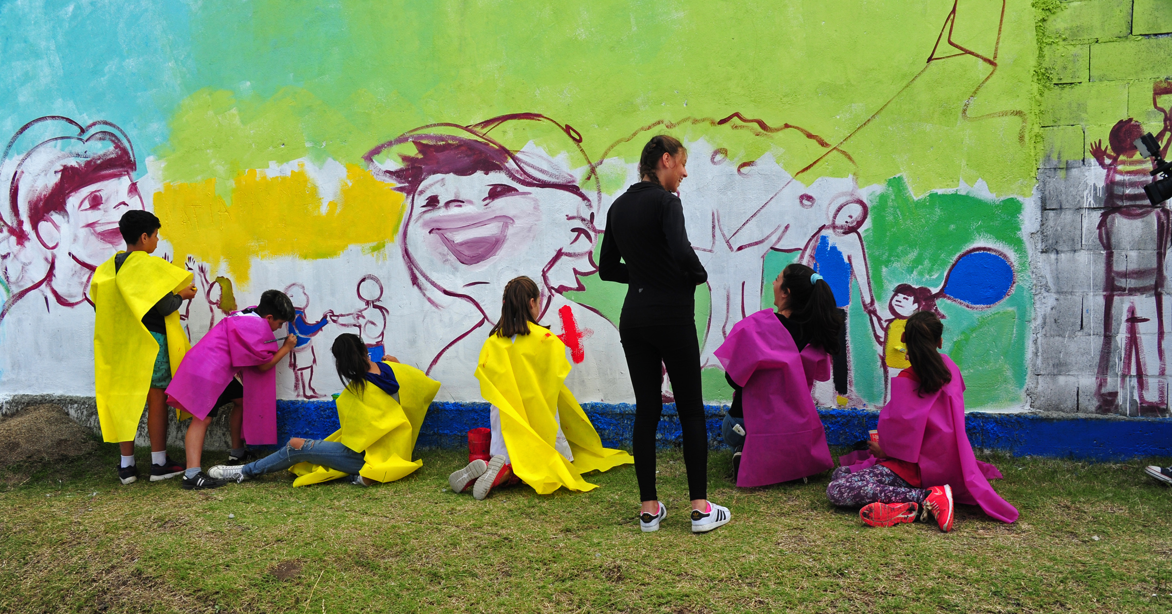 Más de 60 niños y adolescentes de programas de INAU pintaron murales contra la violencia