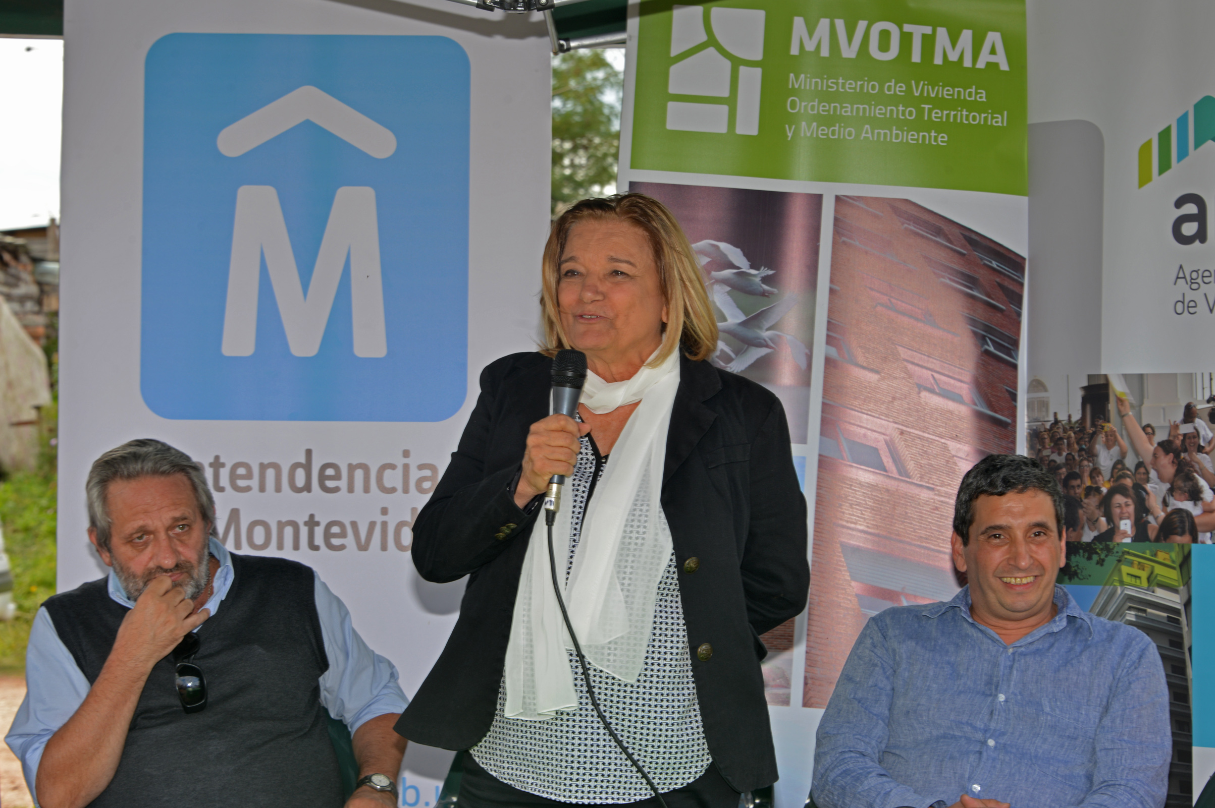 Acto de inauguración de viviendas, tras realojo de 36 familias en el barrio Casavalle de Montevideo