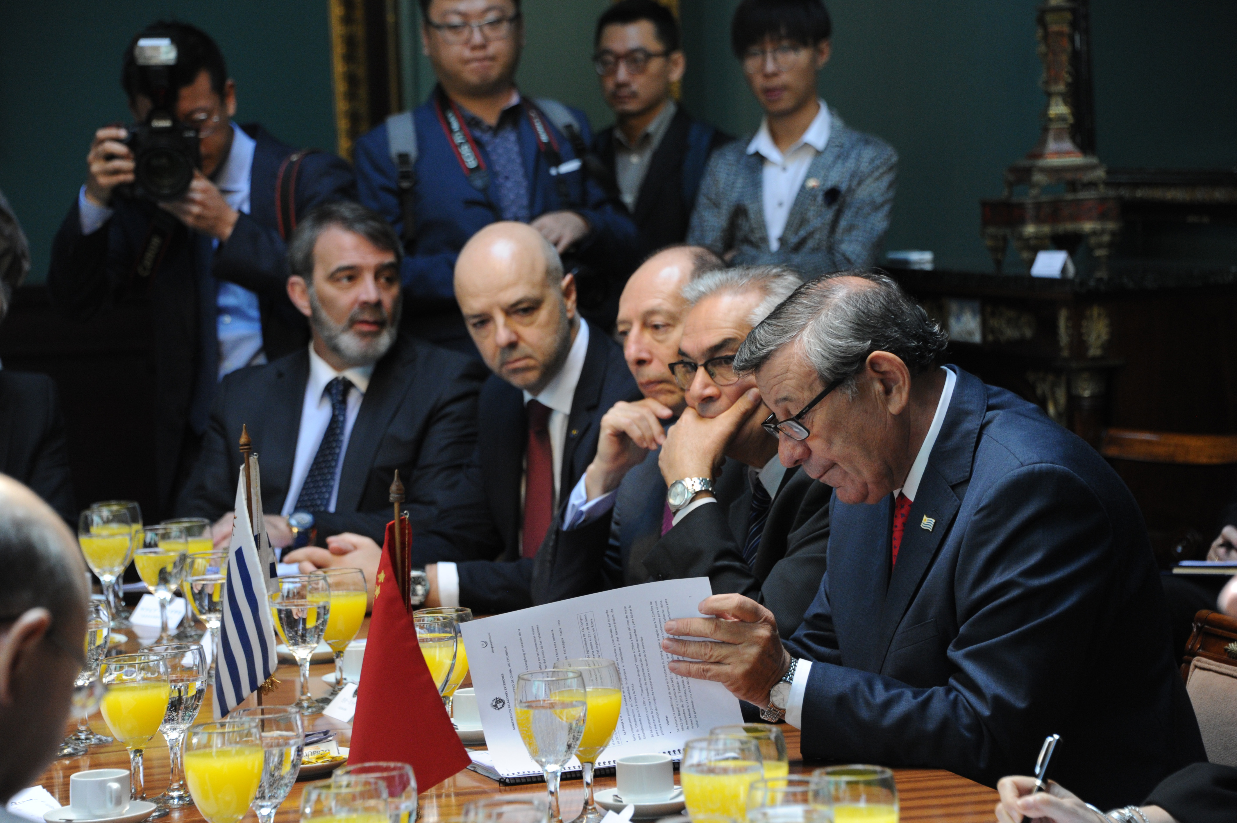 Canciller de Uruguay, Rodolfo Nin Novoa, con vice primer ministro de China, Hu Chunhua