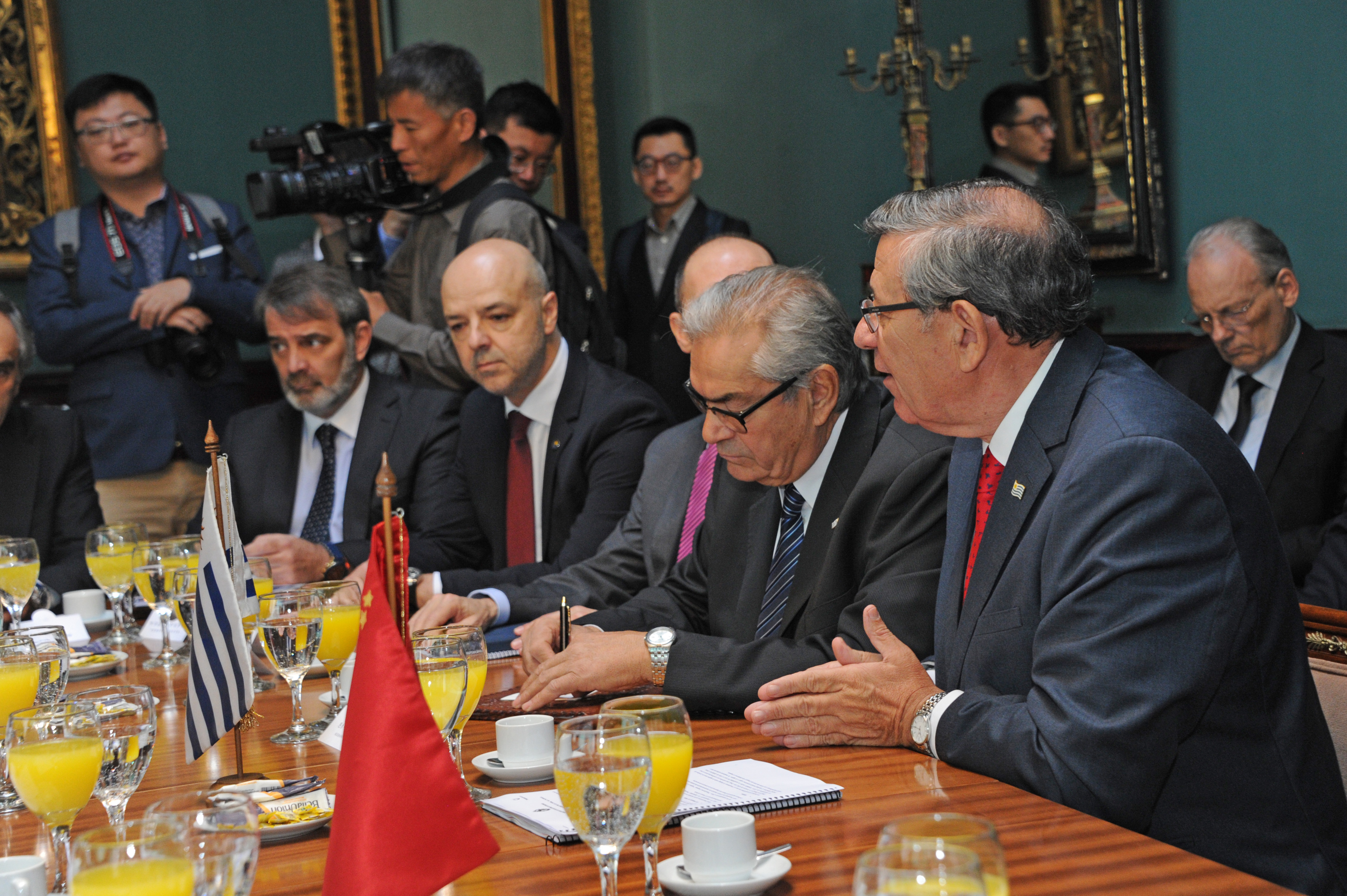 Canciller de Uruguay, Rodolfo Nin Novoa, con vice primer ministro de China, Hu Chunhua