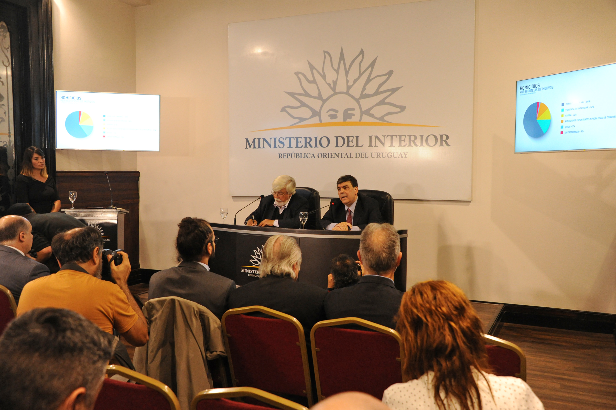 Ministro del Interior, Eduardo Bonomi, y director nacional de Policía, Mario Layera, en conferencia de prensa