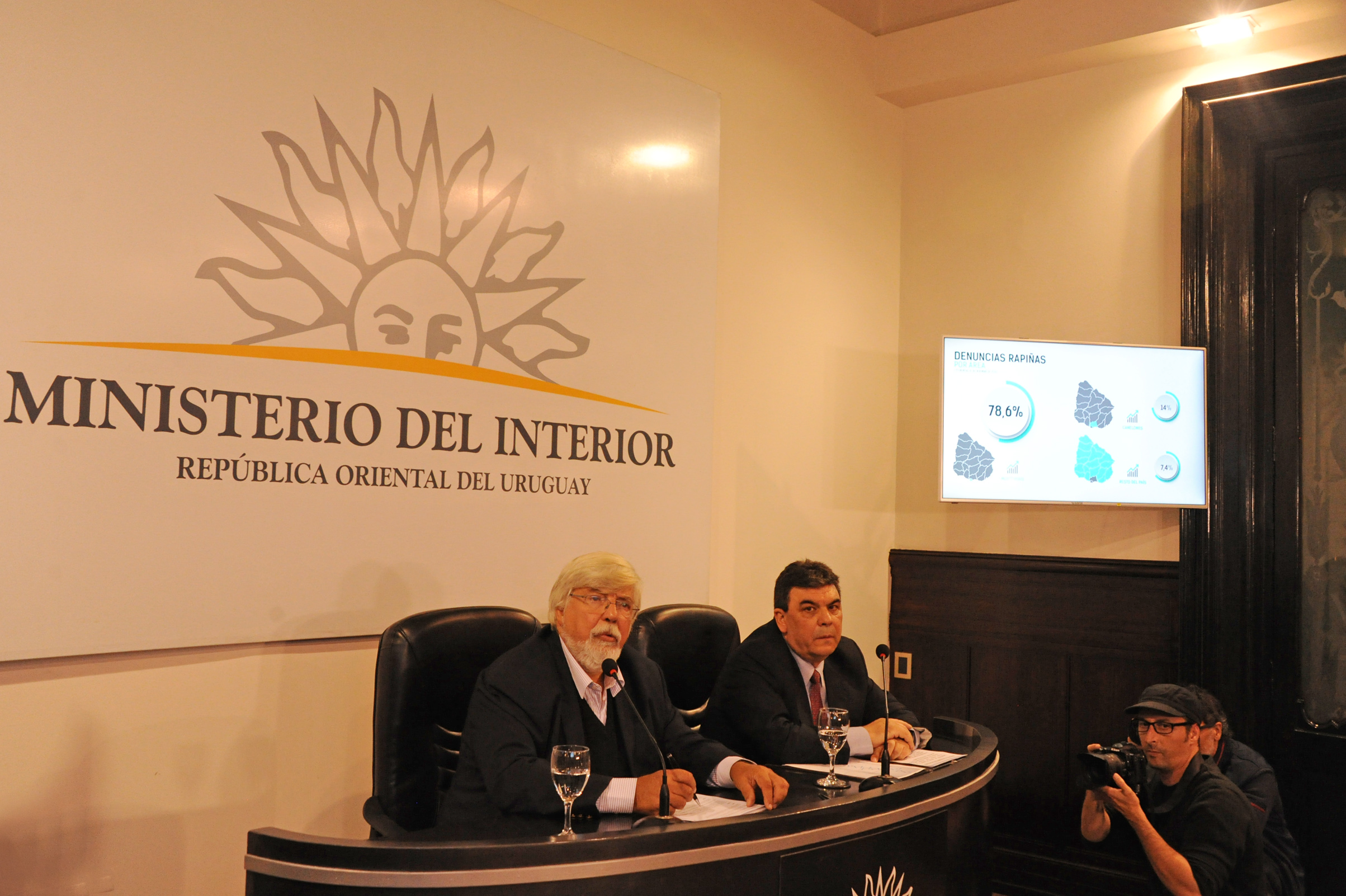 Ministro del Interior, Eduardo Bonomi, y director nacional de Policía, Mario Layera, en conferencia de prensa